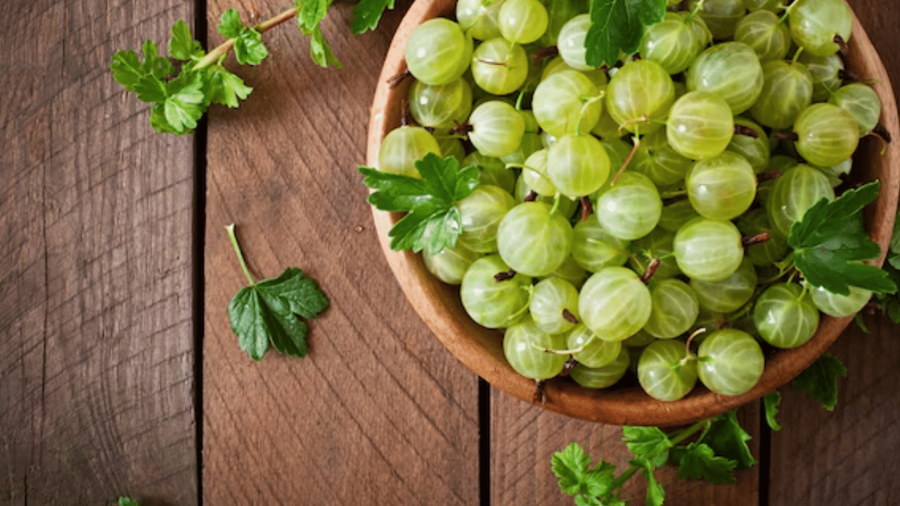 നെല്ലിക്ക തലമുടിയുടെ ആരോഗ്യത്തിനും വളരെയധികം നല്ലതാണ്. മുടികൊഴിച്ചിൽ തടയാനും താരൻ ചെറുക്കാനും സഹായിക്കുന്നു.