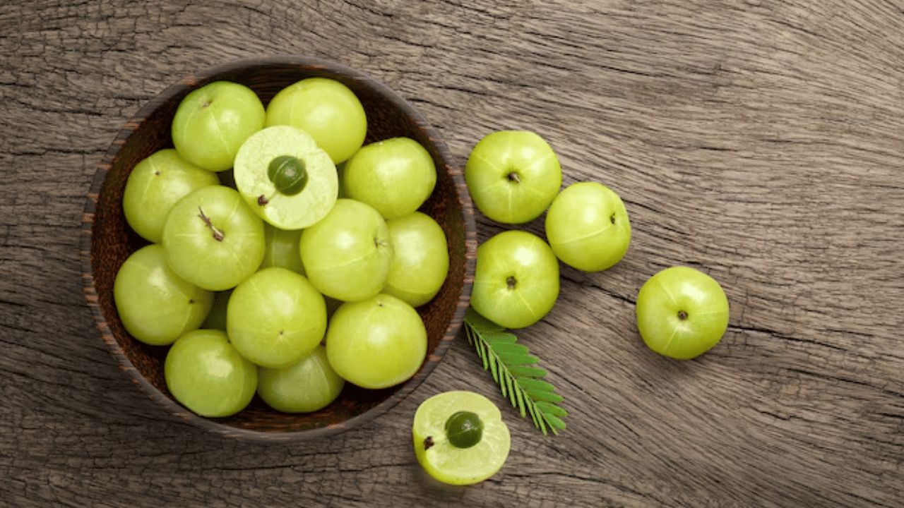 നെല്ലിക്ക കഴിക്കുന്നത് രക്തശുദ്ധീകരണത്തിന് സഹായകമാണ്. ചർമ്മ രോഗങ്ങൾക്കും ഇതിന് പരിഹാരമായി ഉപയോഗിക്കാം.