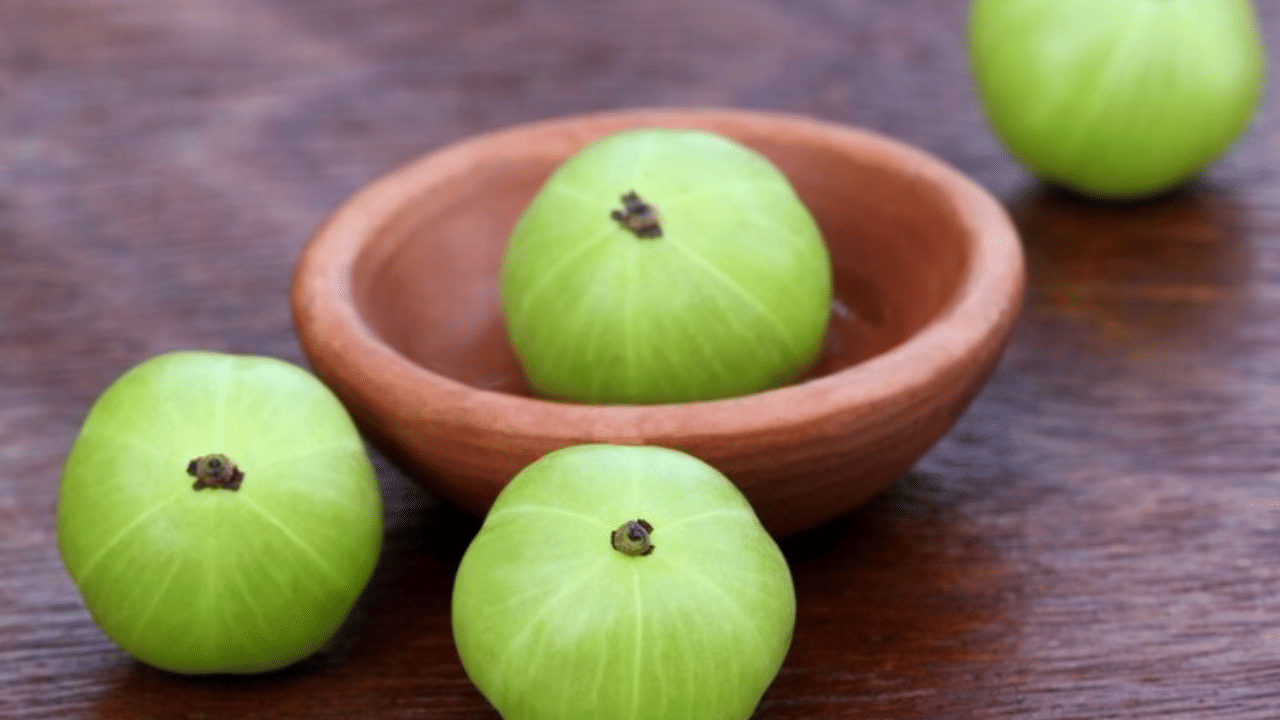 നെല്ലിക്ക കരളിന്റെ പ്രവർത്തനം മെച്ചപ്പെടുത്തുന്നു. കൂടാതെ, രക്തസമ്മർദ്ദം നിയന്ത്രിക്കാൻ സഹായിക്കുകയും ഹൃദയാരോഗ്യം വർധപ്പിക്കുകയും ചെയ്യുന്നു.