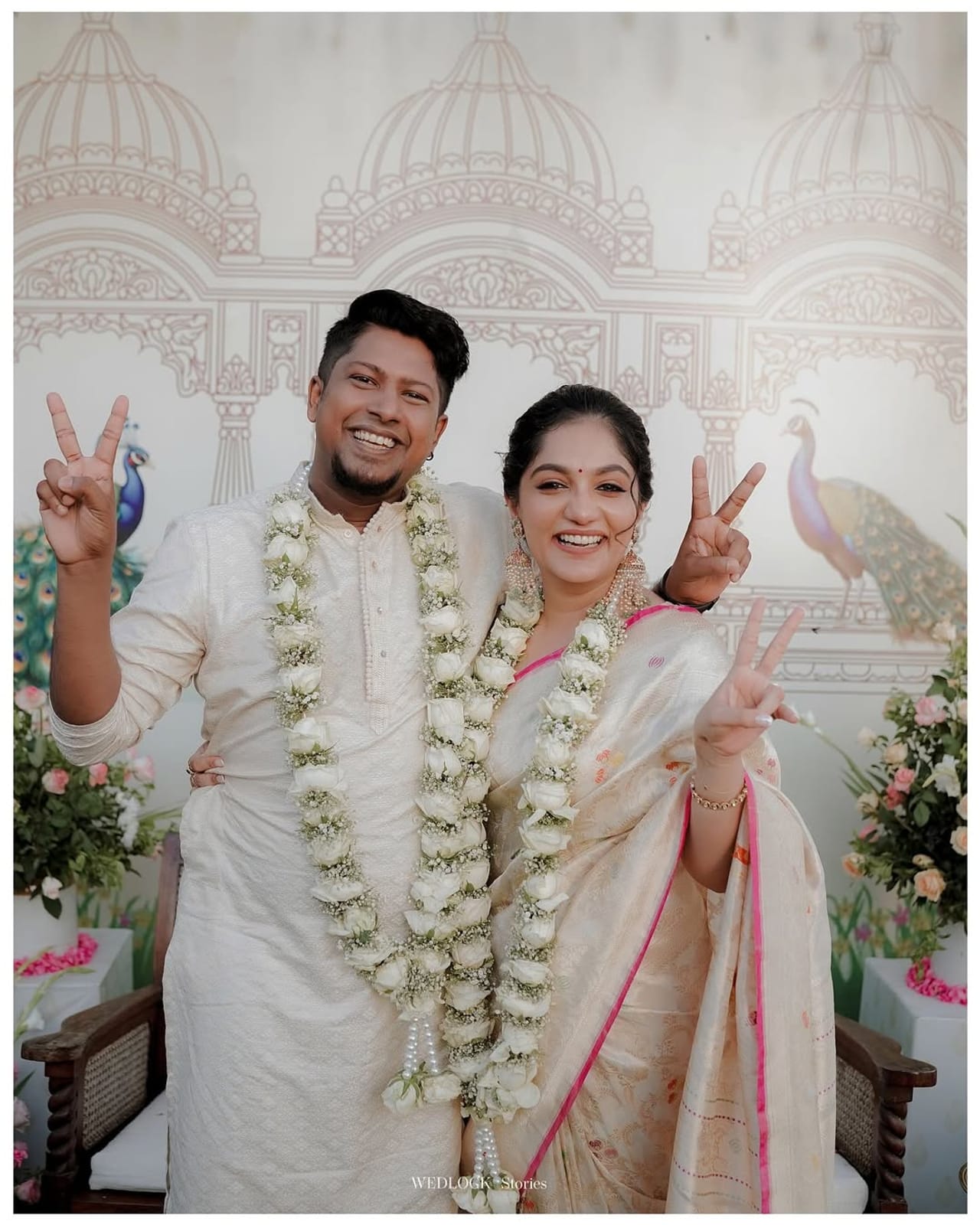 മലയാളികൾക്ക് ഏറെ പ്രിയങ്കരിയാണ് നടിയും അവതാരകയും സംരംഭകയുമായ ആര്യ ബാബു. കഴിഞ്ഞാഴ്ചയാണ് താരം വിവാഹിതയാകാൻ പോകുന്നുവെന്ന വാർത്ത പുറത്ത് വന്നത്. ഡിജെയും കൊറിയോഗ്രാഫറും ബിഗ് ബോസ് താരവുമായ സിബിനാണ് ആര്യയുടെ ജീവിതപങ്കാളി. (image credits:Instagram)