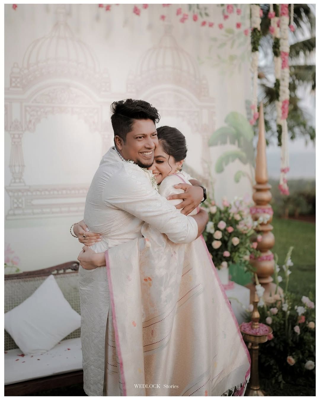 ഇപ്പോഴിത വിവാഹ നിശ്ചയത്തിന്റെ കൂടുതൽ ചിത്രങ്ങൾ പങ്കുവച്ചിരിക്കുകയാണ് താരം. ജീവിതാവസാനം വരെ ഓർമയിൽ സൂക്ഷിക്കാനാകുന്ന ദിവസമായിരുന്നുവെന്നാണ് വിവാഹനിശ്ചയദിവസത്തെ ആര്യ വിശേഷിപ്പിച്ചത്. ഈ ദിവസത്തെക്കുറിച്ച് പറയാൻ തനിക്ക് വാക്കുകൾ ഇല്ലെന്നും ആര്യ കുറിപ്പിൽ പറയുന്നു