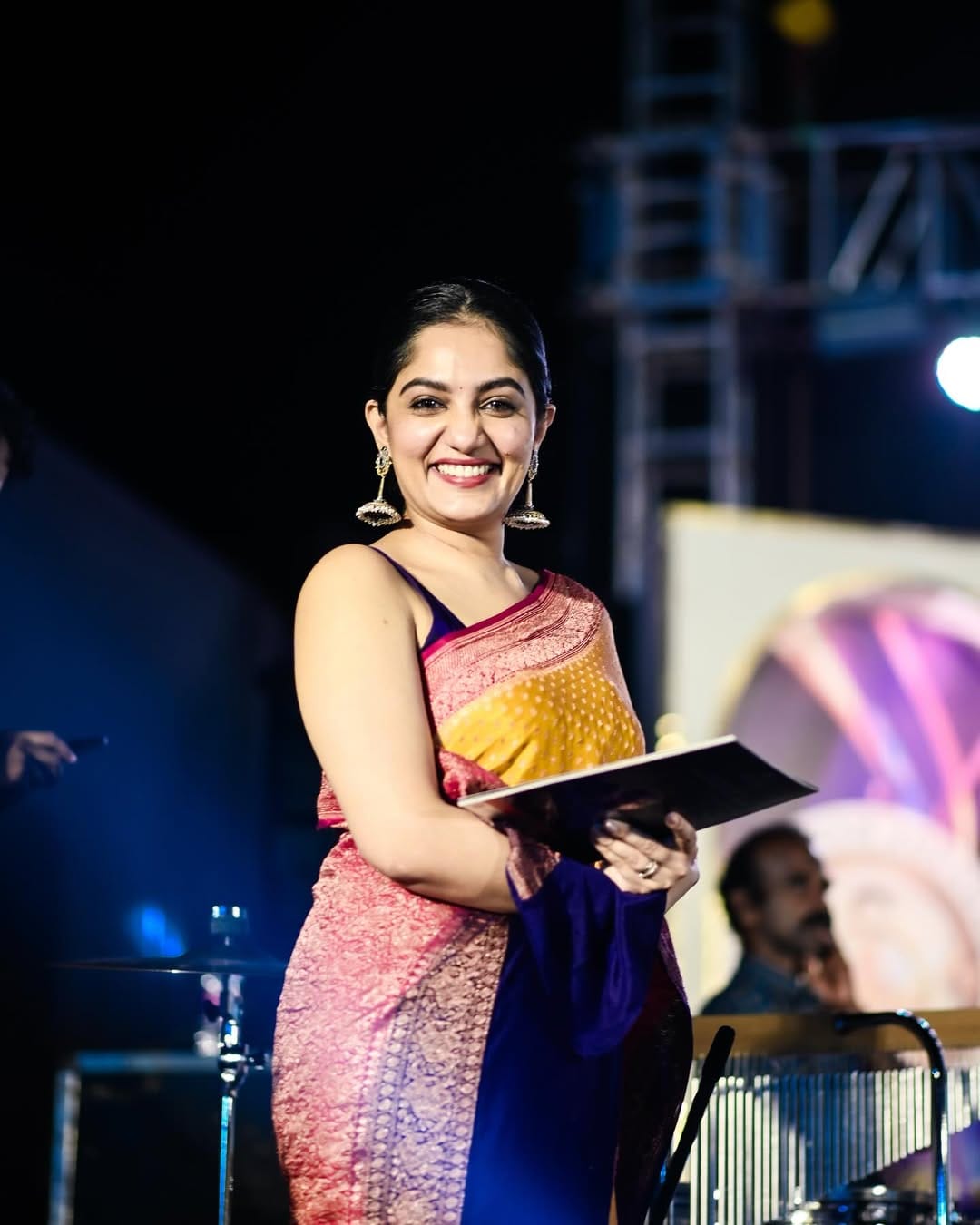 ക്യു ആൻഡ് എ സെക്ഷനിൽ ആയിരുന്നു ആരാധകന്റെ ചോദ്യം.  'ഖുഷിക്ക് സുഖമാണോ? നിങ്ങളുടെ ബന്ധത്തിൽ അവൾ സന്തുഷ്ടയാണോ?', എന്നായിരുന്നു ചോ​ദ്യം. ഇതിന് സിബിനും മകൾക്കുമൊപ്പമുള്ള ഫോട്ടോ പങ്കുവച്ചാണ് ആര്യ മറുപടി നൽകിയത്. ഒപ്പം നിങ്ങൾക്ക് എന്ത് തോന്നുന്നു എന്നും ആര്യ ചോ​ദിക്കുന്നു. 
