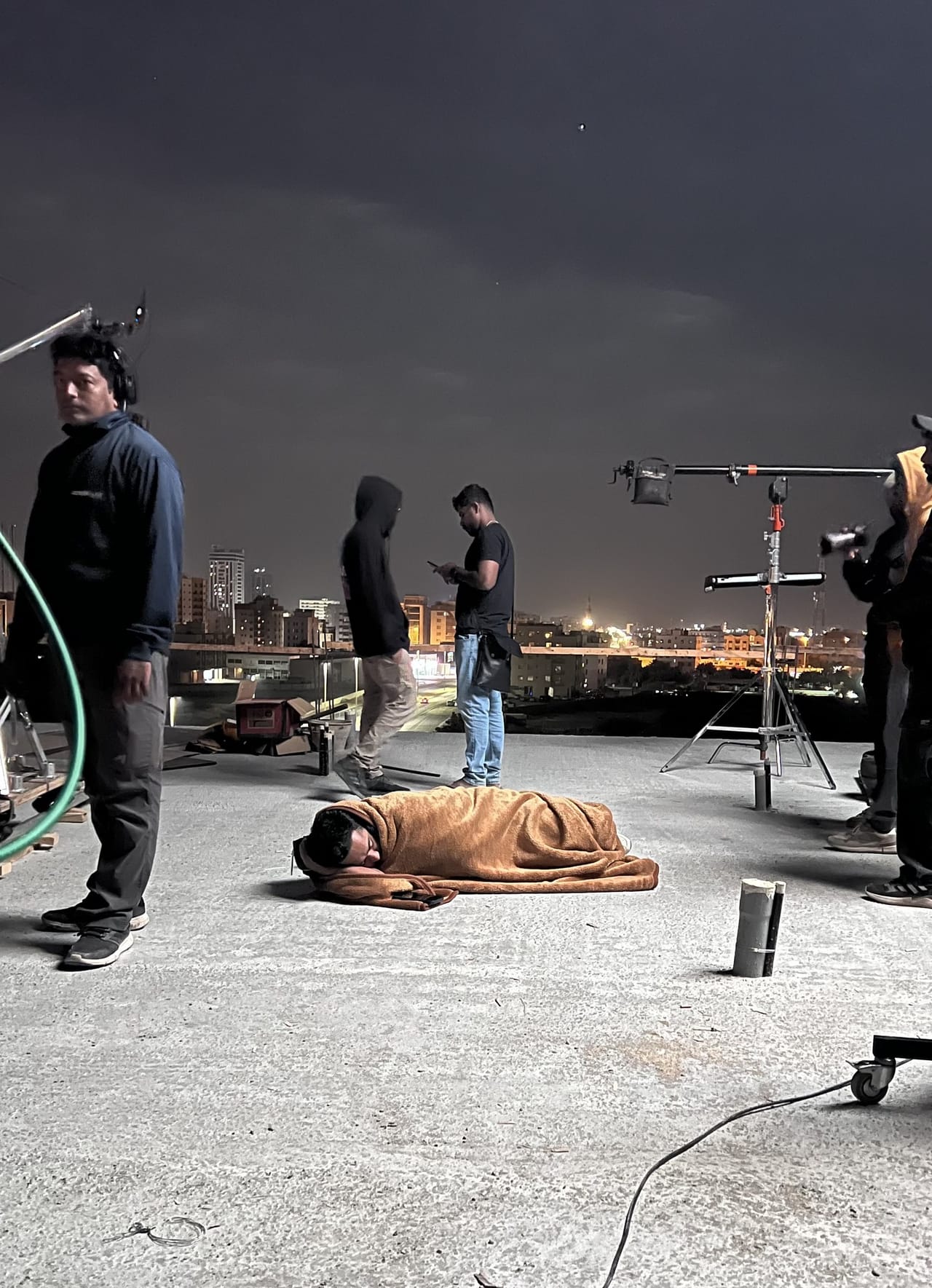 റാസ് അൽഖൈമയിലെ കൊടും തണുപ്പിൽ, രാത്രി രണ്ടു മണിക്ക് പുതച്ചുമൂടി നിലത്ത് കിടക്കുന്ന ഒരാളുടെ ചിത്രം പങ്കുവച്ച് കൊണ്ട് എത്തിയിരിക്കുകയാണ്  സംവിധായകന്‍ താമര്‍ കെ.വി. മലയാളത്തിന്റെ പ്രിയപ്പെട്ട നടൻ ആണെന്നും കുറിപ്പിൽ പറയുന്നു. താമർ പറയുന്നയാൾ മറ്റാരുമല്ല ആസിഫ് അലിയാണ്. (image credits:Facebook)