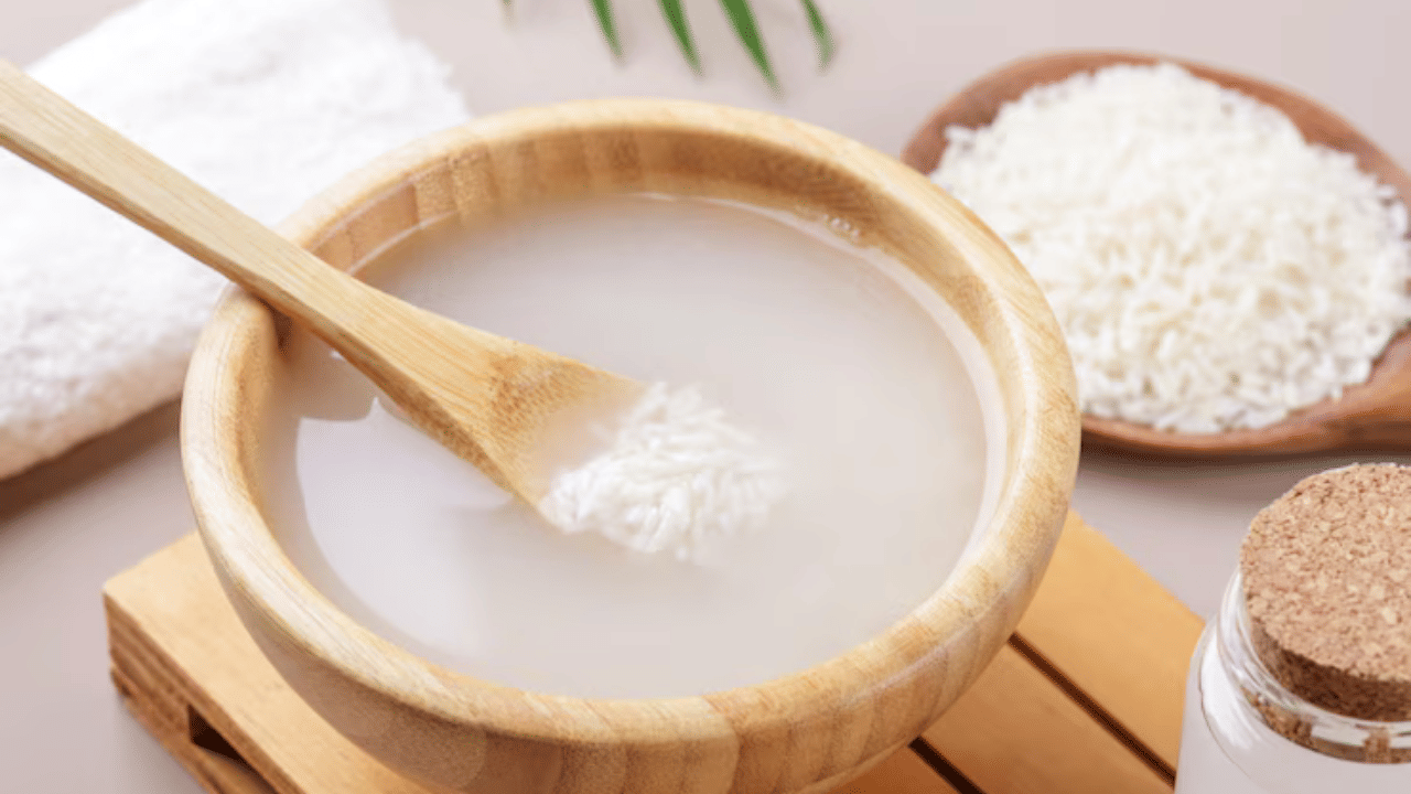 പ്രത്യേകിച്ച്, അരി വെള്ളം ആന്റി-ഏജിംഗ്, ആന്റി-ഇൻഫ്ലമേറ്ററി, ചർമ്മത്തിന് തിളക്കം നൽകൽ, മോയ്സ്ചറൈസിംഗ് ഇഫക്റ്റുകൾ എന്നിവയുമായി ബന്ധപ്പെട്ടിരിക്കുന്നു. കൂടാതെ, ഇത് മുടിയെ ശക്തിപ്പെടുത്താനും തിളക്കം മെച്ചപ്പെടുത്താനും വളർച്ചയെ പ്രോത്സാഹിപ്പിക്കാനും ഏറ്റവും നല്ലതാണ്.
