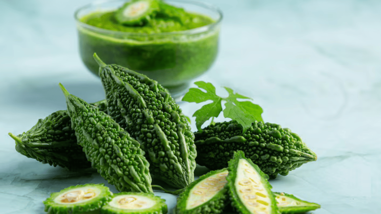 പാവയ്ക്ക കഴിക്കാൻ മടിയുള്ളവരാണ് അധികവും. കയ്പ്പും അതിൻ്റെ ചവർപ്പും കാരണം കഴിക്കാൻ അല്പം ബുദ്ധിമുട്ടാണ്. എന്നാൽ ഗുണങ്ങൾ എന്തെല്ലാമെന്ന് അറിയാതെ പോകരുത്. അതുകൊണ്ട് തന്നെ ഒരു ദിവസം ആരംഭിക്കുമ്പോൾ പാവയ്ക്ക ജ്യൂസ് കുടിച്ചുകൊണ്ട് തുടങ്ങൂ.