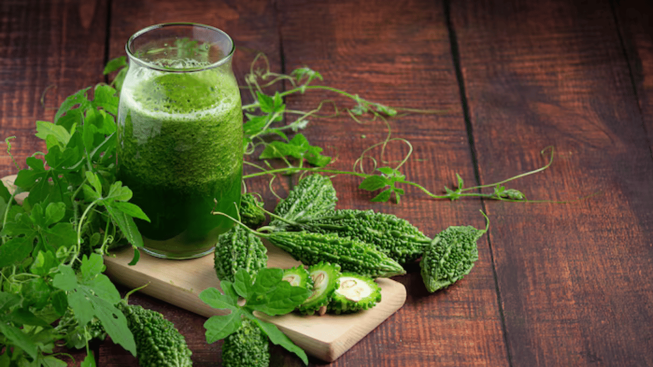 രാവിലെ പാവയ്ക്ക ജ്യൂസ് കുടിക്കുന്നതിന്റെ മറ്റൊരു അത്ഭുതകരമായ ഗുണം എന്തെന്നാൽ അവ പ്രതിരോധശേഷി വർദ്ധിപ്പിക്കും എന്നതാണ്. പാവയ്ക്കയിൽ ആന്റിഓക്സിഡന്റുകൾ ധാരാളമായി അടങ്ങിയിട്ടുള്ളതിനാൽ ദോഷകരമായ രോഗങ്ങൾക്കെതിരെ ശക്തമായി പ്രവർത്തിക്കുന്നു.