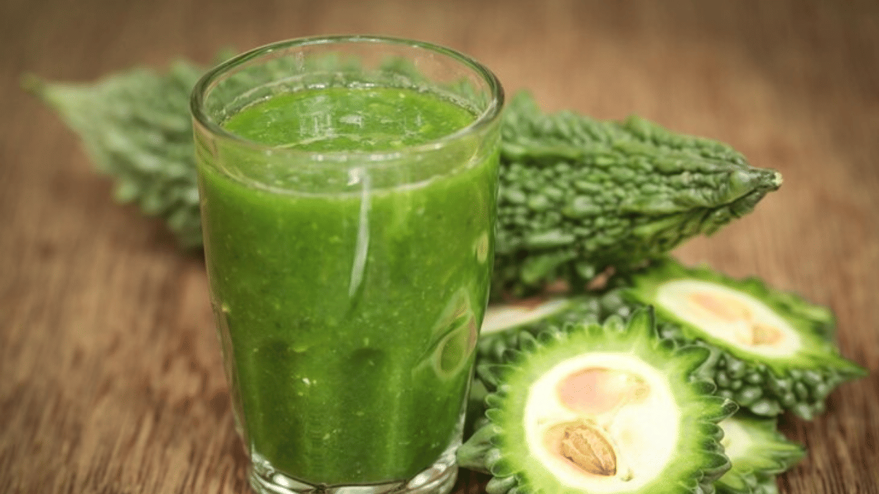 പാവയ്ക്കയിൽ നാരുകൾ ധാരാളമായി അടങ്ങിയിട്ടുണ്ട്, ഇത് ദഹന ആരോഗ്യത്തിന് ഉത്തമമാണ്. രാവിലെ പാവയ്ക്ക ജ്യൂസ് കുടിക്കുന്നത് വയറു നിറഞ്ഞതായി തോന്നാൻ സഹായിക്കും, ഇത് പകൽ സമയത്ത് അനാവശ്യമായ ഭക്ഷണം കഴിക്കുന്നത് തടയാൻ സഹായിക്കും.
