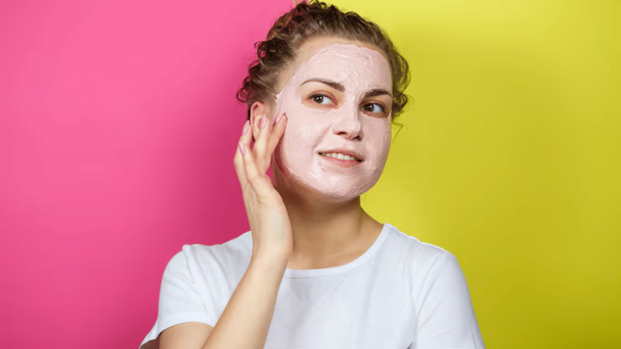 ബോഡി ലോഷനുകൾ: ഈ ക്രീമുകൾ 'ബോഡി' ലോഷനുകൾ എന്നറിയപ്പെടുന്നതിന് ഒരു കാരണമുണ്ട്. ഇവ നമ്മുടെ മുഖ ചർമ്മത്തിന് വേണ്ടി തയ്യാറാക്കിയിട്ടുള്ളതല്ല. കട്ടിയുള്ളതും, എണ്ണമയമുള്ളതുമായ ഘടന ഉള്ളതിനാൽ, അവ നമ്മുടെ മുഖത്തെ സുഷിരങ്ങൾ അടയ്‌ക്കും. ഇത് മുഖക്കുരു, അലർജി എന്നിവയ്ക്ക് കാരണമാകും.