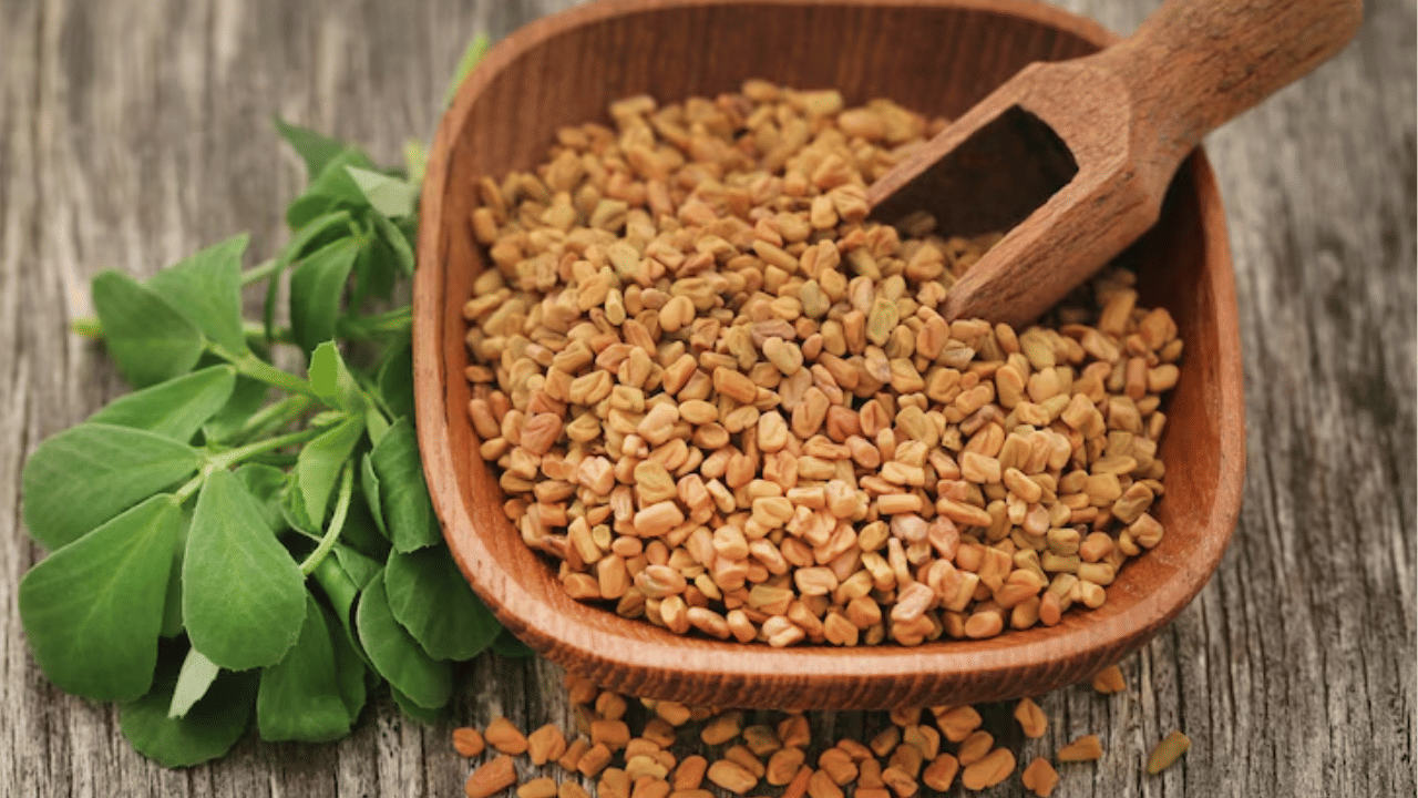 വേപ്പിലയും താരൻ അകറ്റാൻ ​ഗുണകരമാണ്. വേപ്പിലയിട്ട് വെള്ളം നന്നായി തിളപ്പിക്കുക. തിളപ്പിച്ച വെള്ളം നന്നായി തണുത്ത ശേഷം അത് ഉപയോ​ഗിച്ച് തല നനയ്ക്കാവുന്നതാണ്. ഇങ്ങനെ ചെയ്യുന്നത് താരനെ അകറ്റാൻ സഹായിക്കും.
