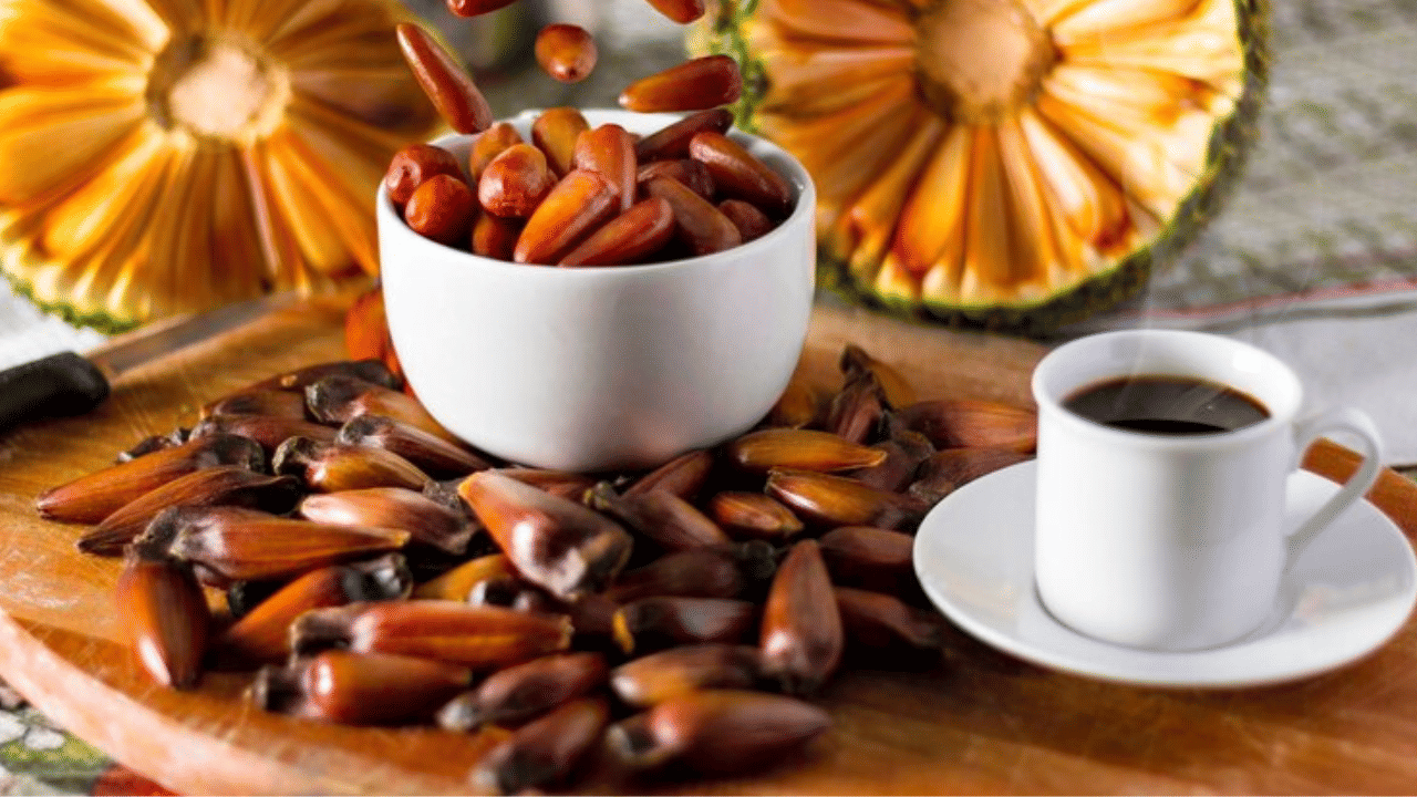 ഈന്തപ്പഴത്തിൻ്റെ കുരുകൊണ്ട് ഒരു കാപ്പിയുണ്ടാക്കിയാലോ. കാപ്പിക്കുരുവിലെ കഫീൻ അകറ്റിനിർത്താൻ ഒരു ബദലാണ് ഈത്തപ്പഴക്കുരുകൊണ്ടുള്ള കാപ്പി. ഈത്തപ്പഴക്കുരു വറുത്ത് പൊടിച്ചാണ് ഇത് തയ്യാറാക്കുന്നത്.  ആന്റിഓക്‌സിഡന്റുകൾ, നാരുകൾ, അവശ്യ ധാതുക്കൾ തുടങ്ങിയ പോഷകങ്ങൾ ഇതിൽ അടങ്ങിയിരിക്കുന്നു. 
