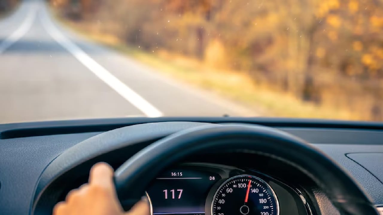 ടോള്‍ പ്ലാസകളില്‍ കാത്തുകിടക്കേണ്ടിയും വരില്ല. ഫാസ്ടാഗ് അക്കൗണ്ടുകള്‍ പതിവായി റീചാര്‍ജ് ചെയ്യേണ്ട ആവശ്യവുമില്ല. ഹൈവകളിലൂടെ സ്ഥിരമായി യാത്ര ചെയ്യുന്നവര്‍ക്ക് ഉപകാരപ്രദമാണ് നീക്കം. എന്നാല്‍ വല്ലപ്പോഴും മാത്രം യാത്ര ചെയ്യുന്നവര്‍ക്കോ? അവര്‍ക്കായി ദൂരാധിഷ്ഠിത മോഡലും പരിഗണിക്കുന്നുണ്ടെന്നാണ് വിവരം. 