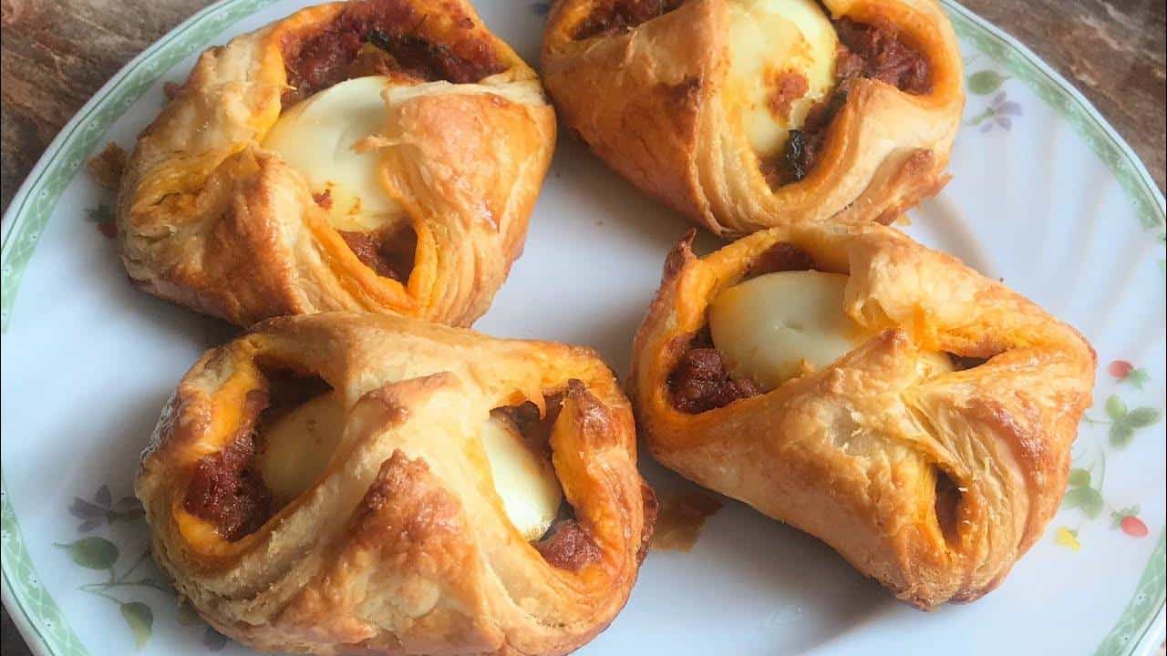 Egg Puff: അപ്പോള്‍ ഇതായിരുന്നല്ലേ ആ കാരണം! എഗ്ഗ് പഫ്സില്‍ പകുതി മുട്ട വയ്ക്കുന്നതിനു പിന്നിലെ രഹസ്യം