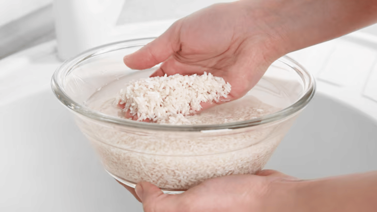 അരി കുതിർത്താണ് വെള്ളമെടുക്കുന്നതെങ്കിൽ, 30 മിനിറ്റ് വെള്ളത്തിൽ കുതിർക്കുക. അതേസമയം തിളപ്പിക്കുന്ന രീതിയാണെങ്കിൽ അരി വെള്ളത്തിൽ നന്നായി തിളപ്പിക്കുക. കുതിർത്ത അരി വെള്ളം 1-2 ദിവസം മുറിക്കുള്ളിലെ താപനിലയിൽ വച്ചും ഉപയോ​ഗിക്കാം. ഇത്തരത്തിൽ പുളിപ്പിച്ച അരി വെള്ളത്തിൽ കൂടുതൽ ആന്റിഓക്‌സിഡന്റുകളും ഇനോസിറ്റോളും അടങ്ങിയിട്ടുണ്ടെന്ന് പറയുന്നു.
