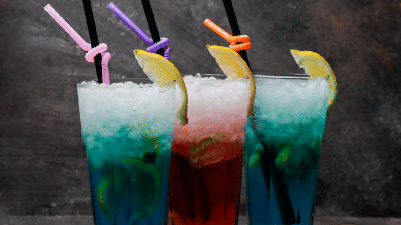 വേനലായാൽ പലതരം പാനീയങ്ങൾ വിപണികളിൽ ലഭ്യമായി തുടങ്ങും. പല നിറങ്ങളിൽ രുചികളിൽ ലഭിക്കുന്ന ഇവ നമ്മുടെ ആരോ​ഗ്യത്തിന് നല്ലതല്ലെന്ന് അറിഞ്ഞിട്ടും വാങ്ങി കുടിക്കാറുമുണ്ട്. എന്നാൽ നിങ്ങളുടെ ആരോ​ഗ്യത്തെ ബാധിക്കുന്നതുപോലെ തന്നെയാണ് ചർമ്മത്തെയും ഇവ ബാധിക്കുന്നതെന്ന് ഒരിനിമഷം ഓർക്കണം. (Image Credits: Freepik)