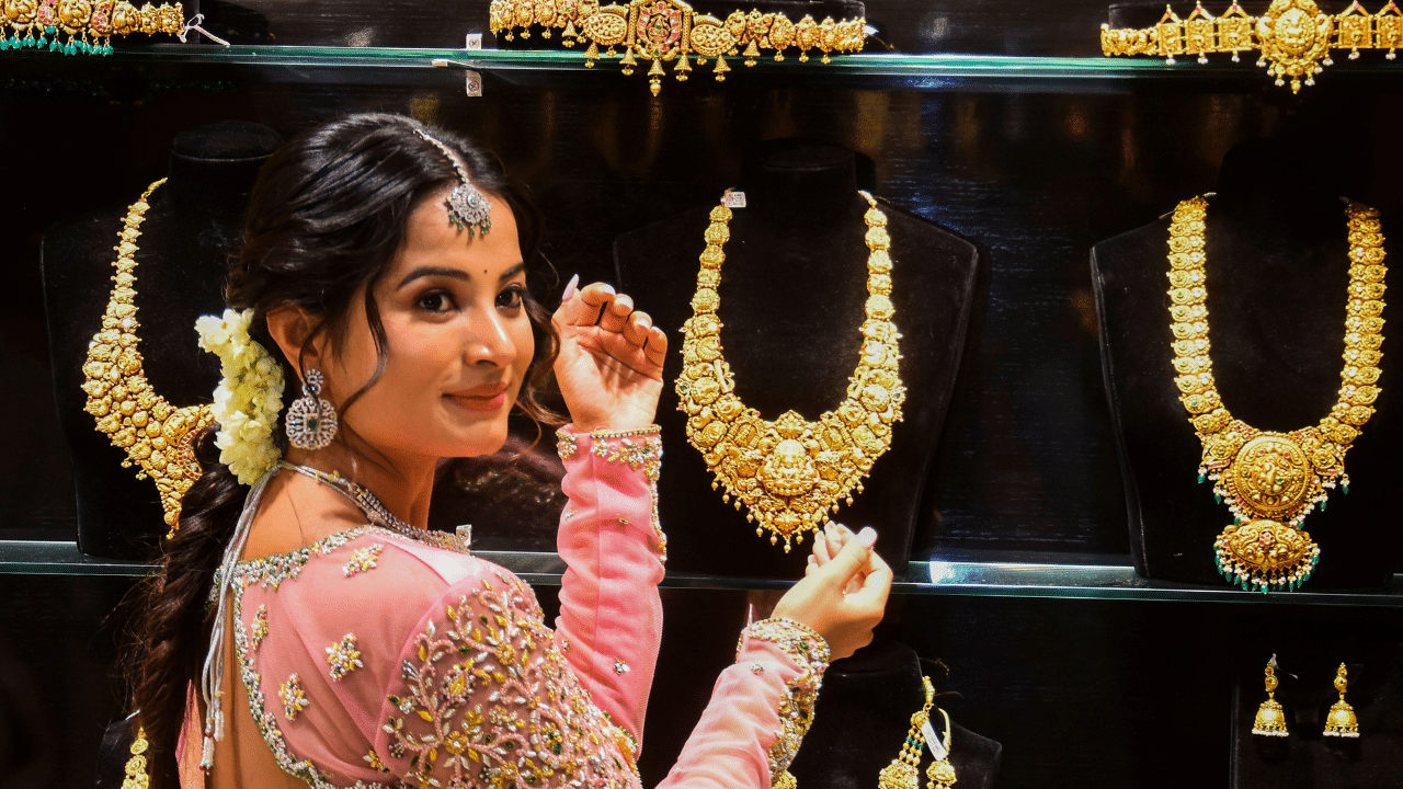 Kerala Gold Rate: മിന്നൽക്കുതിപ്പ് ‘തുടരും’; ഈ മാസത്തെ ഏറ്റവും ഉയർന്ന നിരക്കിൽ  സ്വർണ വില; കേരളത്തിലെ ഇന്നത്തെവില അറിയാം