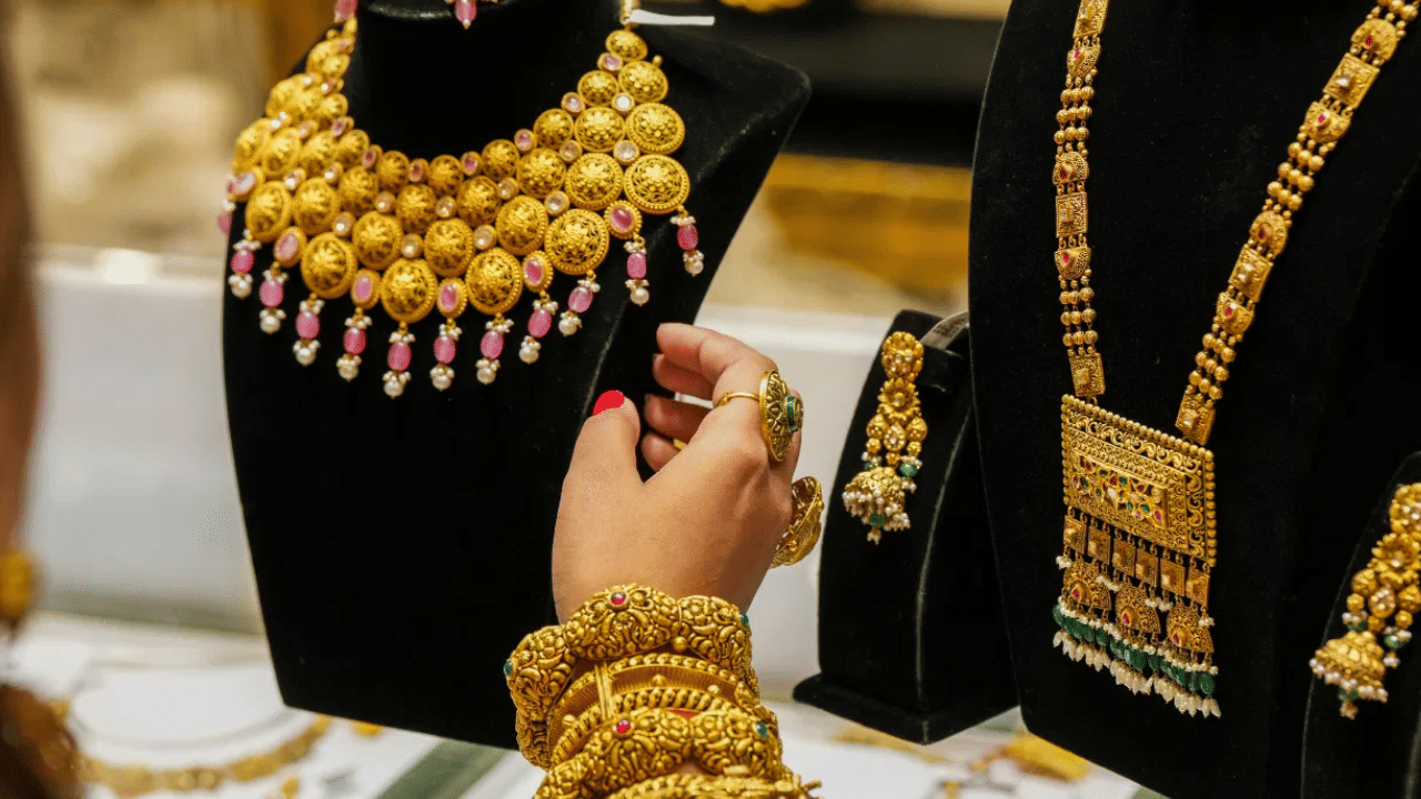 Kerala Gold Rate: കത്തിക്കയറി സ്വർണം, ഒറ്റയടിക്ക് കൂടിയത് 2,000 രൂപ; ഇന്നത്തെ നിരക്കറിയാം