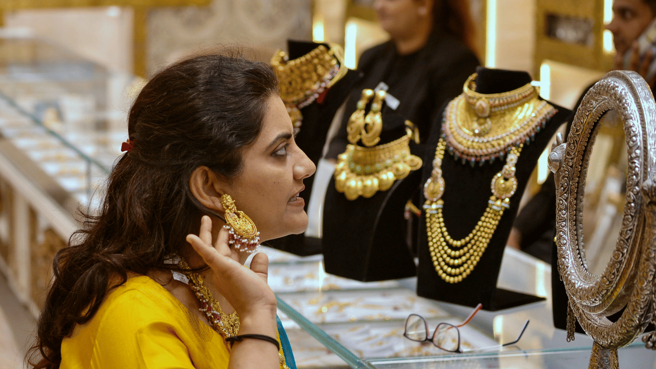 Kerala Gold Price Today: ഒന്നും നോക്കണ്ട, ജ്വല്ലറിയിലേക്ക് വിട്ടോ; പുതിയ നിരക്ക് അറിയാം