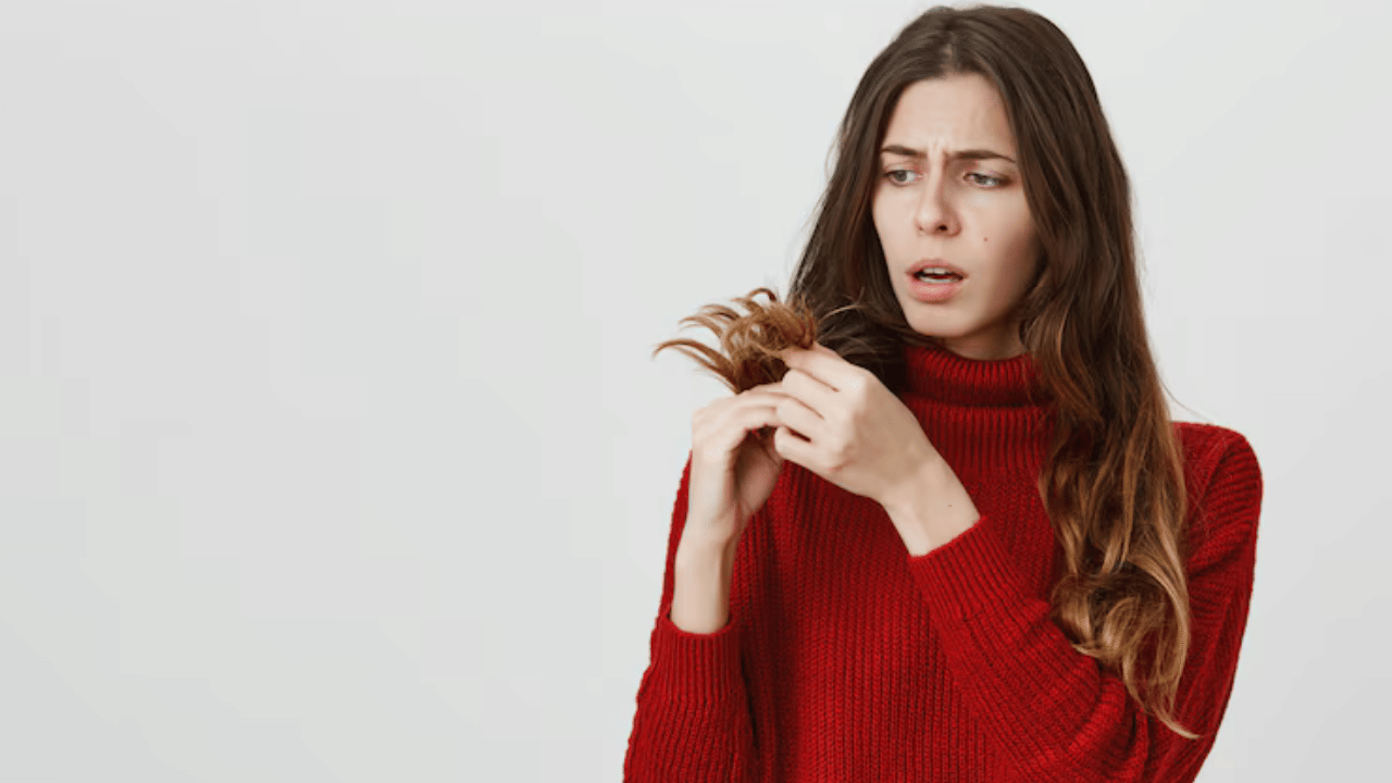 മനോഹരമായ മുടിയിഴകൾ നിലനിർത്തുന്നതിന് ഭക്ഷണത്തിന് വലിയൊരു പങ്കുണ്ട്. നമ്മുടെ ചില തെറ്റായ ഭക്ഷണക്രമം പോലും ചിലപ്പോൾ മുടികൊഴിച്ചിലിന് കാരണമാകുന്നു. അതിൽ അത്ഭുതം മറ്റൊന്നുമല്ല, ചില ദൈനംദിന ഭക്ഷണങ്ങൾ മുടി കൊഴിച്ചിലിന് കാരണമാകും എന്നുള്ളതാണ്. വെല്ലപ്പോഴും കഴിക്കുന്നത് നല്ലതാണെങ്കിലും എപ്പോഴും കഴിക്കുന്നത് ദോഷകരമായേക്കാം.
