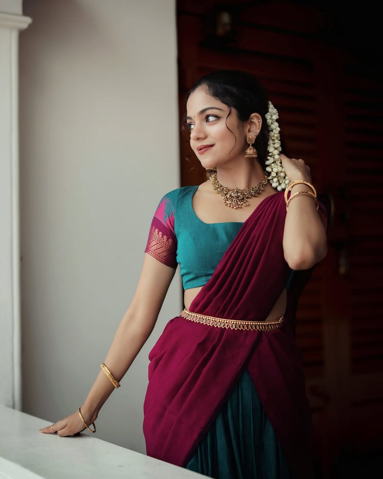 ഏറെ ആരാധകരുള്ള പ്രിയ താരകുടുംബമാണ് നടൻ കൃഷ്ണ കുമാറിന്റെത്. കൃഷ്ണ കുമാറും ഭാര്യ സിന്ധു കൃഷ്ണയും മക്കളും സോഷ്യൽ മീഡിയയിൽ സജീവമാണ്. ഇളയ മകൾ ഹൻസിക ക‍ൃഷ്ണയും മലയാളി പ്രേക്ഷകർ‌‌ക്ക് സുപരിചിതയാണ്.  കോളേജ് വിദ്യാർത്ഥിനിയായ ഹൻസികയ്ക്ക് യൂട്യൂബ് ചാനലിൽ നിരവധി ആരാധകരാണുള്ളത്. (image credits:Instagram)
