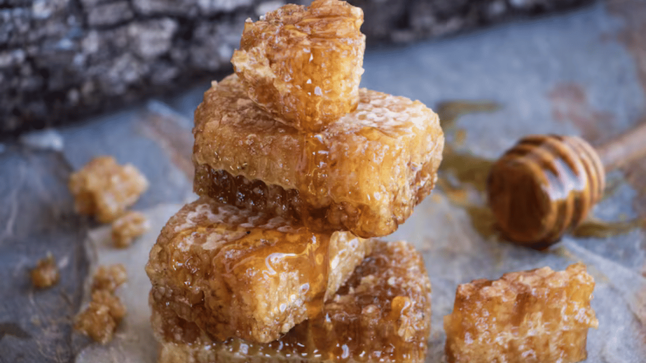 ശർക്കര ശരീരഭാരം കുറയ്ക്കാൻ വളരെ നല്ലതാണ്, കാരണം പഞ്ചസാരയേക്കാൾ പോഷകസമൃദ്ധമായതിനാൽ ഇത് ദഹനത്തിന് നല്ലതാണ്. പുതിയ ശർക്കര നിങ്ങൾക്ക് ലഭിക്കുമെങ്കിൽ, അത് കൂടുതൽ നല്ലതാണ്, കാരണം ഇത് കുറച്ച് സംസ്കരിച്ചതായിരിക്കും, കൂടാതെ അതിന്റെ മിക്ക പോഷകങ്ങളും നിലനിർത്തുകയും ചെയ്യും. 
