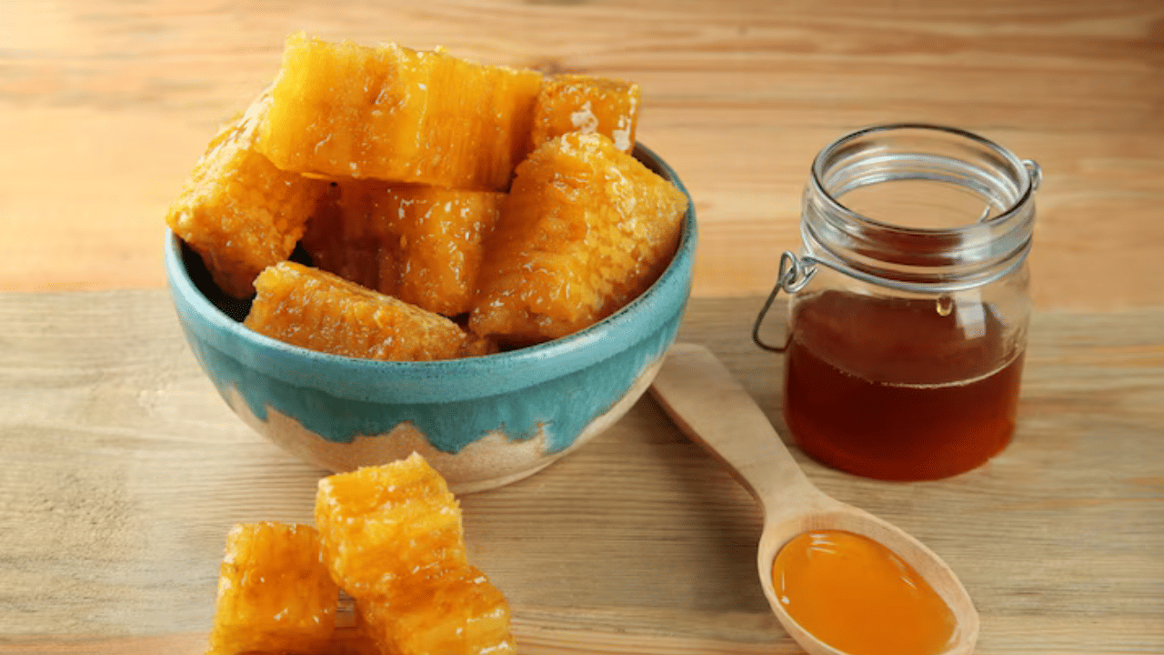 ശരീരഭാരം കുറയ്ക്കാൻ ശർക്കര: ശരീരഭാരം കുറയ്ക്കാനുള്ള ഭക്ഷണക്രമത്തിൽ ശർക്കര വളരെ നല്ലതാണ്. ഇതിൽ നാരുകൾ ധാരാളമായി അടങ്ങിയിട്ടുണ്ട്, ഇത് വയറു നിറഞ്ഞതായി തോന്നിപ്പിക്കുകയും വിശപ്പ് നിയന്ത്രിക്കുകയും ചെയ്യും. കൂടാതെ  അവശ്യ പോഷകങ്ങളും അടങ്ങിയിട്ടുണ്ട്.