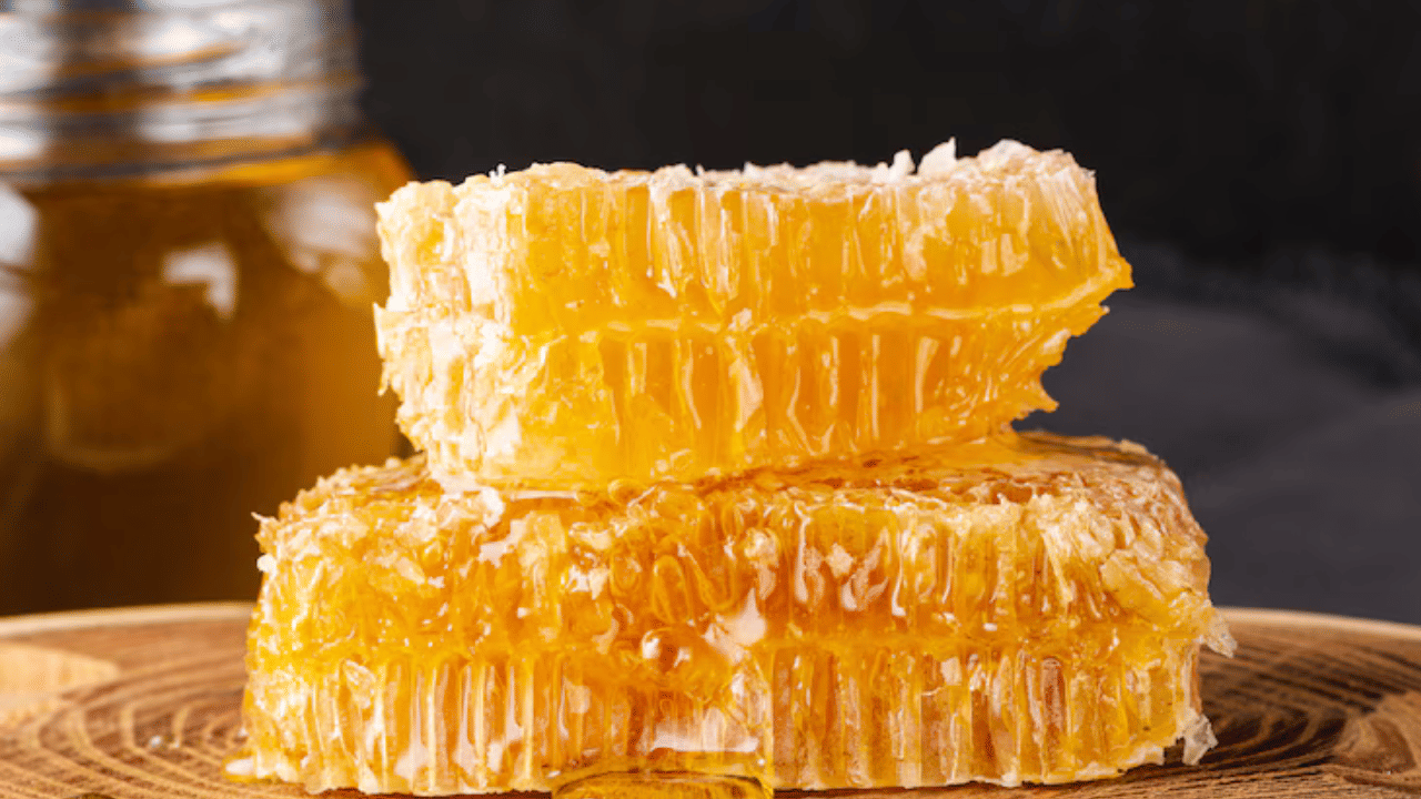 മിതമായ അളവിൽ കഴിക്കാൻ തേനും ശർക്കരയും നല്ലതാണ്. തേനും ശർക്കരയും നിരവധി ആരോഗ്യ ഗുണങ്ങൾ നൽകുന്നവയാണ്. പഞ്ചസാരയേക്കാൾ തീർച്ചയായും ആരോഗ്യകരമാണ്. തേനോ ശർക്കരയോ ചായയിൽ ചേർക്കുന്നത് ഒരു ദോഷവും വരുത്തില്ലെന്ന് കരുതി ഉപയോഗിക്കരുത്.