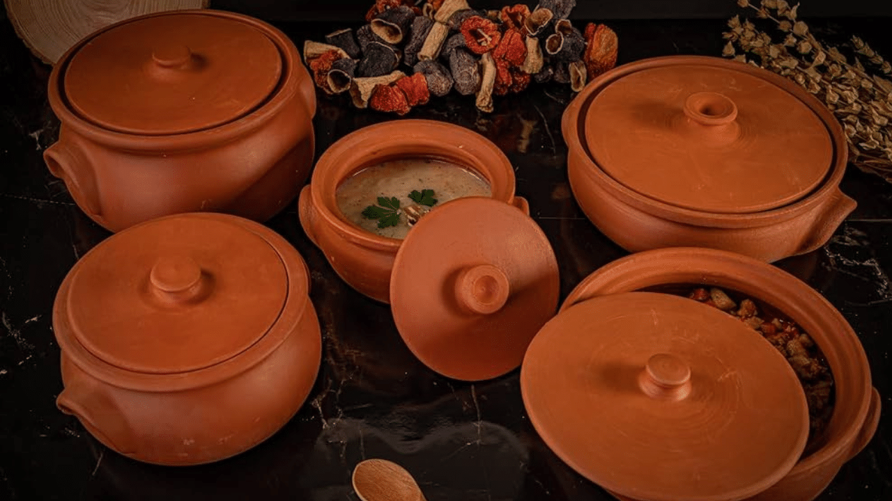 പലരും ചെയ്യുന്ന ഏറ്റവും വലിയ തെറ്റ് കളിമൺ പാത്രങ്ങൾ വൃത്തിയാക്കാൻ സോപ്പോ ഡിറ്റർജന്റോ ഉപയോഗിക്കുന്നതാണ്. കളിമണ്ണ് സുഷിരങ്ങളുള്ളതിനാൽ, അത് ഏത് കെമിക്കൽ ക്ലീനറുകളെയും എളുപ്പത്തിൽ ആഗിരണം ചെയ്യുന്നു. ആ സോപ്പ് അവശിഷ്ടം രുചിയെ മാത്രമല്ല, കാലക്രമേണ പാത്രത്തെയും ദോഷകരമാക്കും. പ്രകൃതിദത്തമായ ഒരു ക്ലീനർ ഉപയോഗിക്കുന്നതാണ് നല്ലത്.