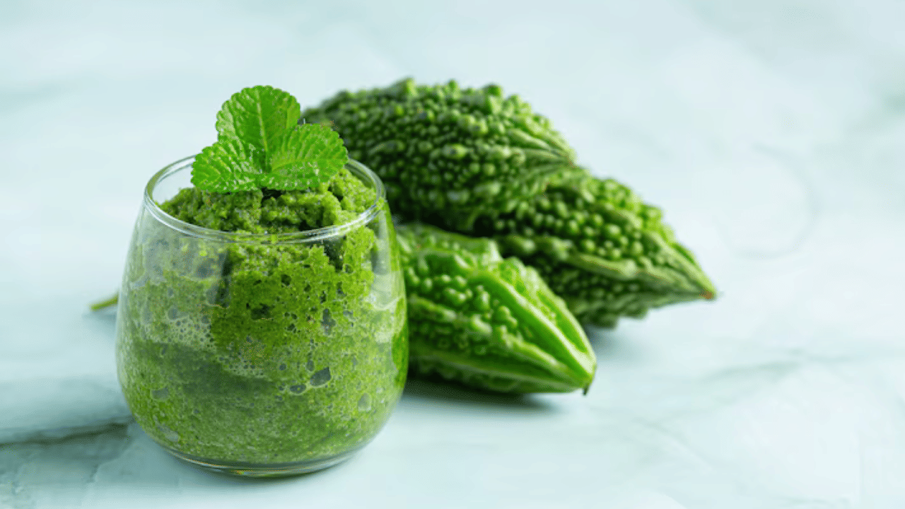 നിങ്ങൾ ശരീരഭാരം കുറയ്ക്കാൻ പാടുപെടുന്നവർ, രാവിലെ ഒരു ഗ്ലാസ് പാവയ്ക്ക ജ്യൂസ് കുടിക്കുന്നത് ഏറെ സഹായകരമാകും. ഇതിന്റെ കുറഞ്ഞ കലോറിയും ഉയർന്ന നാരുകളുടെ അളവും ശരീരഭാരം കുറയ്ക്കുന്നതിന് ഏറ്റവും ഉചിതമായ മാർഗമാണ്.