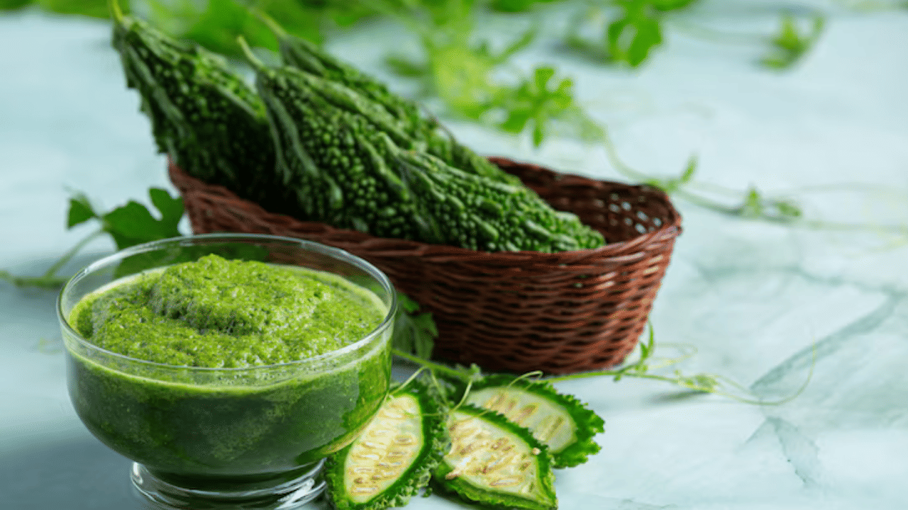 പാവയ്ക്ക ജ്യൂസ് കുടിക്കുന്നത് രക്തത്തിലെ പഞ്ചസാരയുടെ അളവ് നിയന്ത്രിക്കാൻ സഹായിക്കും. പാവയ്ക്ക ജ്യൂസ് കഴിച്ച് വെറും 30 മിനിറ്റിനുള്ളിൽ രക്തത്തിലെ പഞ്ചസാരയുടെ അളവ് കുറയുന്നതായി പഠനത്തിൽ കണ്ടെത്തിയിട്ടുണ്ട്. പ്രമേഹരോഗികൾ ധൈര്യമായി കഴിക്കാവുന്ന ഒന്നാണ്.
