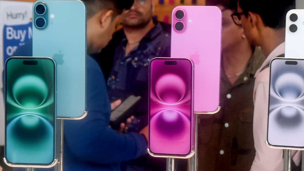 iPhone Production in India: ആപ്പിള്‍ ഇന്ത്യ വിടുമോ? ട്രംപ് പ്രഖ്യാപിച്ച 25% നികുതി നിലവില്‍ വന്നാല്‍ ഐഫോണുകളുടെ വില ഉയരുമോ?