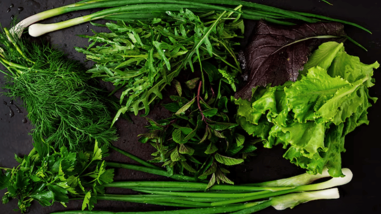 മഴക്കാലത്ത് ഇലക്കറികൾ കൂട്ടാൻ മടിവേണ്ട. ധാരാളം പോഷകങ്ങളാൽ സമ്പുഷ്ടമാണിത്. ഇവയിലടങ്ങിയിട്ടുള്ള വിറ്റാമിൻ എ, സി, ഫോളേറ്റ്, സിങ്ക്, അയൺ എന്നിവ രോ​ഗപ്രതിരോധ ശേഷി വർധിപ്പിക്കും.
