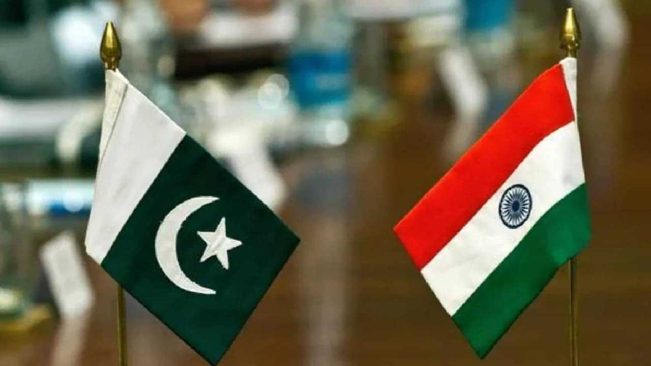 Pakistan FM Stations: ഇന്ത്യൻ പാട്ടുകൾ ഇനി കേൾക്കാൻ പാടില്ല; പാക്ക് എഫ്എം സ്റ്റേഷനുകളിൽ വിലക്ക് Pakistan FM Stations: ഇന്ത്യൻ പാട്ടുകൾ ഇനി കേൾക്കാൻ പാടില്ല; പാക്ക് എഫ്എം സ്റ്റേഷനുകളിൽ വിലക്ക്