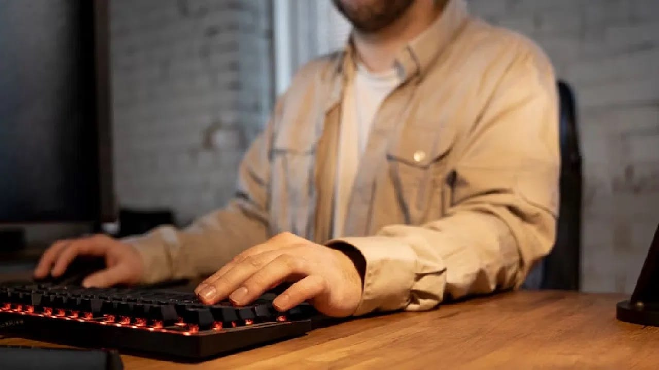 കീം റാങ്ക് ലിസ്റ്റ് തയ്യാറെടുക്കുന്നതിന് മുന്നോടിയായി യോഗ്യതാ പരീക്ഷയുടെ മാര്‍ക്ക് അപ്ലോഡ് ചെയ്യേണ്ട ലിങ്ക് ഉടന്‍ പുറത്തുവിട്ടേക്കും. പ്ലസ് ടു റിസല്‍ട്ട് പ്രഖ്യാപിച്ച പശ്ചാത്തലത്തില്‍ ഇതുമായി ബന്ധപ്പെട്ട കൂടുതല്‍ വിവരങ്ങള്‍ക്കായി വിദ്യാര്‍ത്ഥികളുടെ കാത്തിരിപ്പ് തുടരുകയാണ് (Image Credits: Freepik).