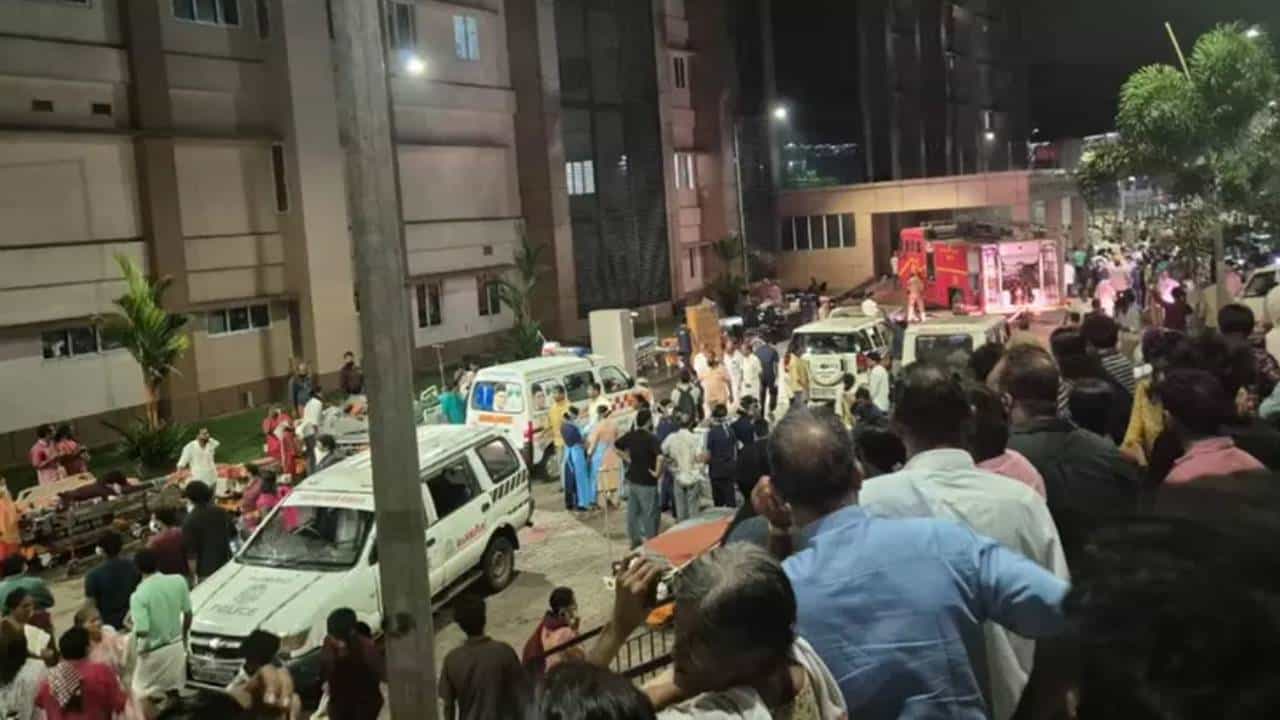 Kozhikode Medical college Fire: കോഴിക്കോട് മെഡിക്കല്‍ കോളേജിലെ പുക; ബീച്ച് ആശുപത്രിയില്‍ ഹെല്‍പ്പ് ഡെസ്‌ക് ആരംഭിച്ചു