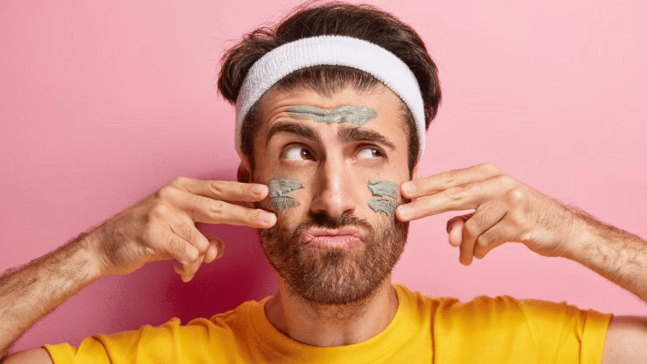 നാരങ്ങ: വിറ്റാമിൻ സി സമ്പുഷ്ടമായ, നാരങ്ങ പുരട്ടുന്നത് മുഖത്തെ ചർമ്മത്തിന് ദോഷം ചെയ്യും. കാരണം നാരങ്ങയിൽ കാണപ്പെടുന്ന രാസവസ്തുക്കൾ ചർമ്മത്തിൽ പ്രതികൂലമായി ബാധിക്കുന്നു. ഇത് നിങ്ങളുടെ മുഖത്ത് പല അലർജിക്കും കാരണമാകും.