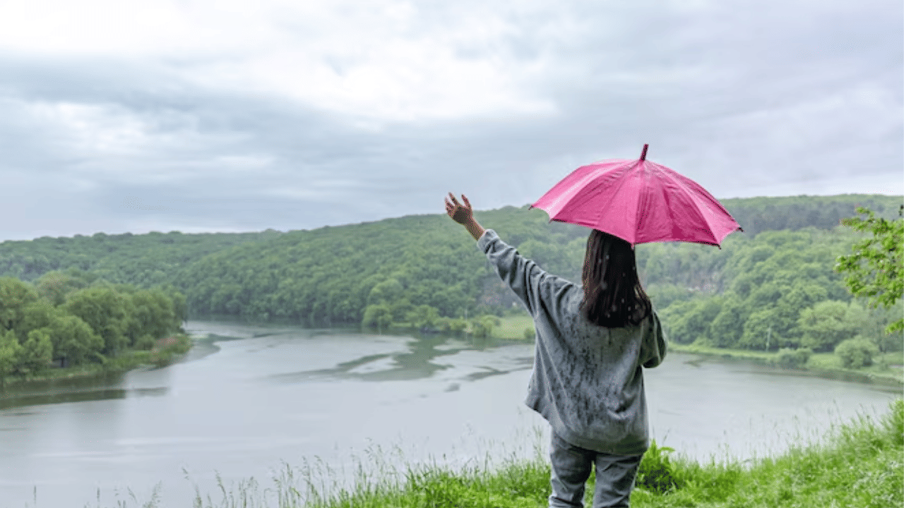 Best Places in Monsoon: പെൺകുട്ടികൾക്ക്  മഴയത്ത് സോളോ ട്രാവൽ പറ്റുന്നയിടങ്ങൾ