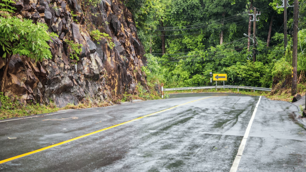 Monsoon Travel: നോക്കി നിൽക്കുമ്പോൾ ഇടിഞ്ഞുവീഴുന്ന മൺതിട്ടകളും മരങ്ങളും, മഴയിൽ മരണം പതിയിരിക്കുന്ന മൂന്നാർ പാതയിത്