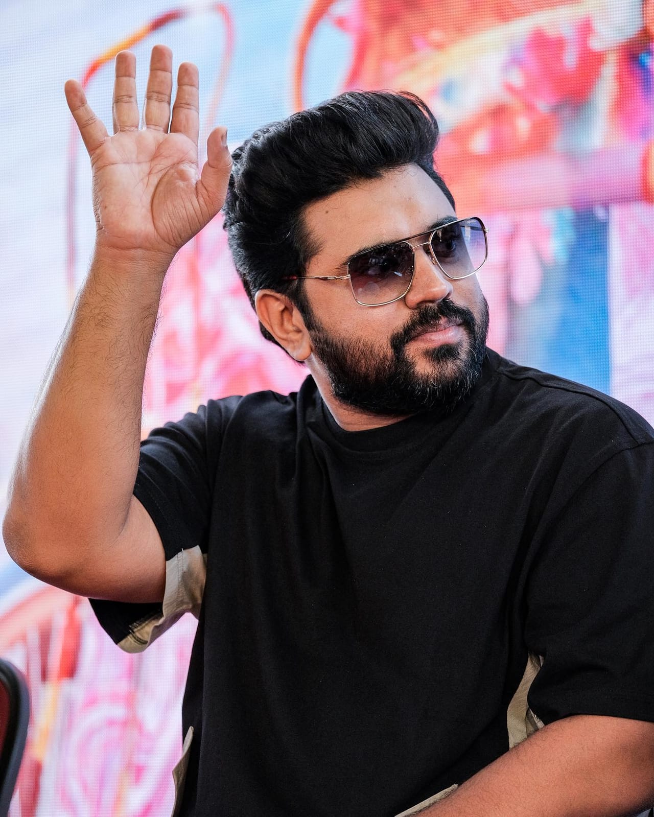 സിനിമയുടെ ഒരു പാരമ്പര്യവുമില്ലാതെ അഭിനയ മോഹവുമായി സിനിമയിലേക്കെത്തിയ താരമാണ് നടൻ നിവിൻ പോളി. ഫഹദ് ഫാസിലും ദുല്ഖര് സല്മാനും പൃഥ്വിരാജും അടക്കമുള്ള മക്കള് യുഗം അരങ്ങുവാഴുന്ന സമയത്തായിരുന്നു നിവിന്റ് കടന്നുവരവ്. ഇവിടെ നിന്ന് നിവിൻ സ്വന്തമാക്കിയത് വലിയ ജനപിന്തുണയായിരുന്നു.(image credits:facebook)