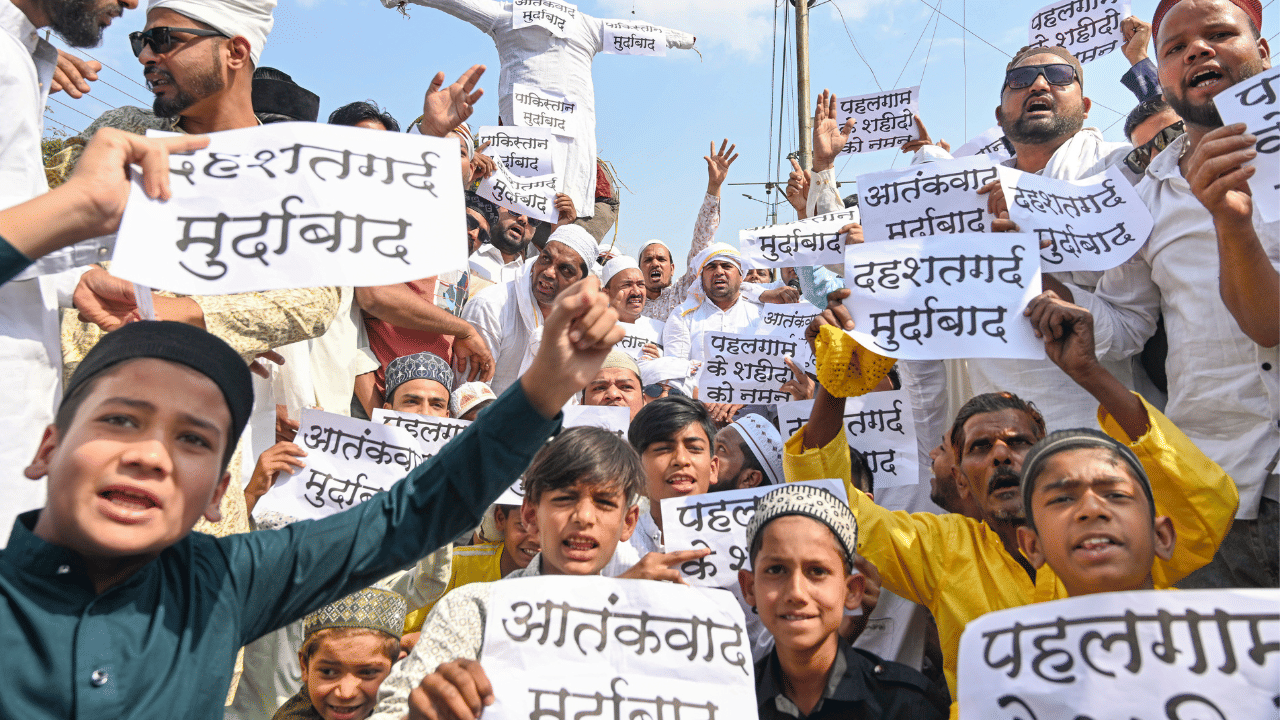 പാകിസ്ഥാനെ ഒന്നടങ്കം വിറപ്പിച്ചുകൊണ്ടാണ് പുലർച്ചെ 1.44ന് ഇന്ത്യ ആക്രമണം നടത്തിയത്. പഹൽ​ഗാം ആക്രമണത്തിൽ കൊല്ലപ്പെട്ട നിരപരാധികളായ സാധാരണക്കാരുടെ ജീവന് നൽകിയ നീതിയാണ് ഈ ആക്രമണം. ഇന്ത്യയുടെ ആക്രമണത്തിൽ പ്രധാനമന്ത്രി മോദിക്കും, ഇന്ത്യൻ സൈന്യത്തിനും നന്ദി അറിയിച്ചുകൊണ്ട് പഹൽ​ഗാം ആക്രമണത്തിൽ കൊല്ലപ്പെട്ടവരുടെ കുടുംബം രം​ഗത്തെത്തി. (Image Credits: AP/PTI)
