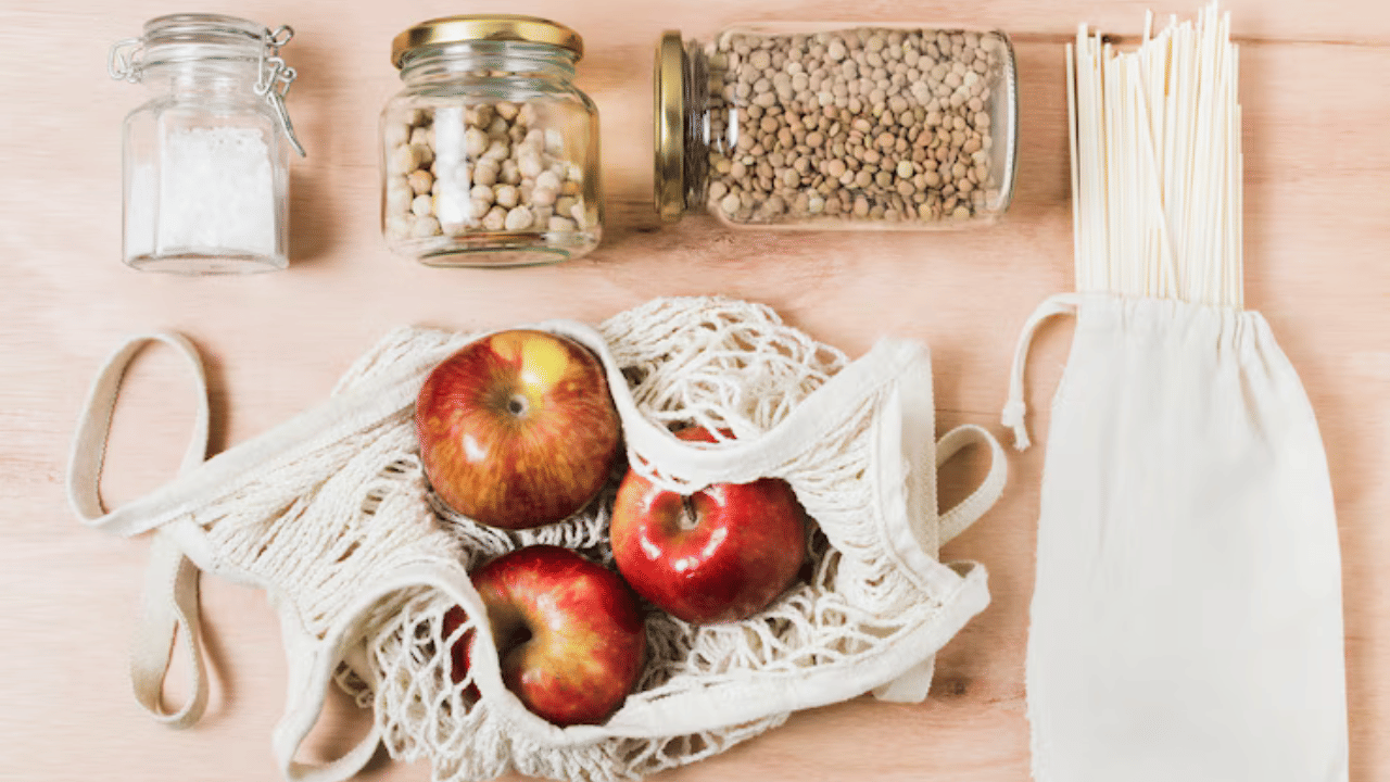 അടുക്കളയിൽ പ്ലാസ്റ്റിക്കുകൾ സ്വാഭാവികമാണ്. പല സാധനങ്ങളും വാങ്ങുമ്പോൾ പ്ലാസ്റ്റിക് കവറുകളിലും മറ്റും പൊതിഞ്ഞാണ് തരുന്നത്. എന്നാൽ ഇവ ഇല്ലാണ്ടാക്കുക അത്ര എളുപ്പമല്ല. കത്തിച്ച് കളയാമെന്ന് വിചാരിച്ചാൽ ഏറ്റവും ഹാനികരമായ ഒന്നാണത്. വലിച്ചെറിഞ്ഞാലും പ്രകൃതിക്കും മനുഷ്യനും ഒരുപോലെ ആപത്താണ്. (Image Credits: Freepik)
