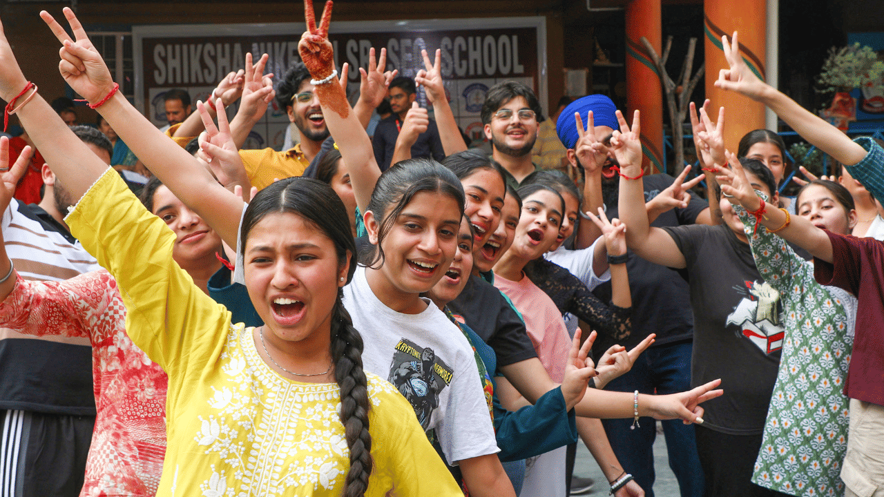 ഈ വർഷത്തെ രണ്ടാം വർഷ ഹയർ സെക്കണ്ടറി (പ്ലസ് ടു) പരീക്ഷ ഫലം മെയ് 21ന് പ്രഖ്യാപിക്കും. പലർക്കും പ്ലസ് ടുവിലെ ഗ്രേഡിംഗ് രീതിയെ കുറിച്ച് ചില സംശയങ്ങൾ ഉണ്ടായേക്കാം. അതിനാൽ, ഇത്തവണത്തെ ഗ്രേഡിംഗ് രീതി എങ്ങനെയെന്ന് നോക്കാം. 