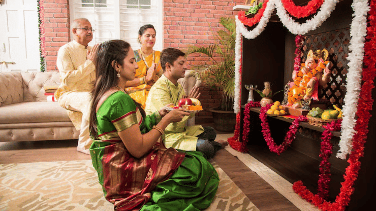 അതുപോലെ പൂജാ മുറിയിൽ നല്ല സുഗന്ധമുള്ള അഗർഭത്തികൾ മാത്രമേ തെളിയിച്ച് വെയ്ക്കാൻ പാടുള്ളൂ. മരിച്ചുപോയവരുടെ ചിത്രങ്ങൾ ഒരിക്കലും പൂജാ മുറയിൽ വെയ്ക്കരുത്.