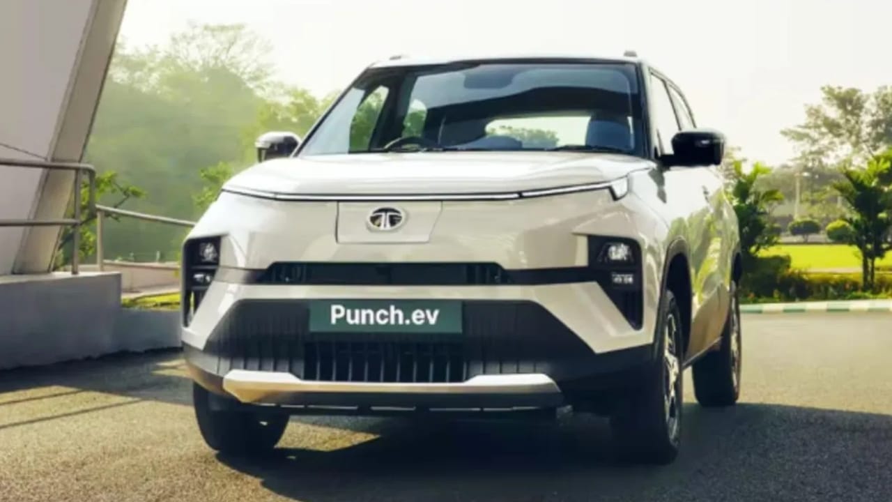 വില: 9.99 ലക്ഷം രൂപ - 14.44 ലക്ഷം രൂപ (എക്സ്-ഷോറൂം) എസ്‌യുവി പ്രേമികൾക്ക് ടാറ്റ പഞ്ച് ഇവി ഒരു മികച്ച ഓപ്ഷനാണ്. ഇതിൻ്റെ സ്മാർട്ട് വേരിയൻ്റിന് 9.99 ലക്ഷം രൂപയാണ് വില. 25 kWh ബാറ്ററിയുള്ള പഞ്ച് ഇവി ഒറ്റ ചാർജിൽ 265 കിലോമീറ്റർ വരെ സഞ്ചരിക്കും. സ്പോർട്ടി ലുക്കും ഉയർന്ന ഗ്രൗണ്ട് ക്ലിയറൻസും ഇതിൻ്റെ പ്രത്യേകതയാണ്.

