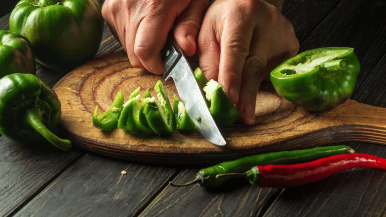 പാചകത്തിലെ പ്രധാനിയാണ് പച്ചമുളക്. എന്നാൽ ഇവ അരിഞ്ഞ ശേഷം കൈകളിൽ പുകച്ചിലുണ്ടാവുക സ്വാഭാവികമാണ്. പലരും ഇതിനെ കാര്യമാക്കാറില്ല. ചില സാഹചര്യങ്ങളിൽ ഈ പുകച്ചിൽ അസഹനീയമാണ്. അതിനാൽ ഇവയെ അടുക്കളയിലെ ചില വസ്തുക്കൾ ഉപയോഗിച്ച് എങ്ങനെ ഇല്ലാതാക്കാം എന്ന് നോക്കാം.