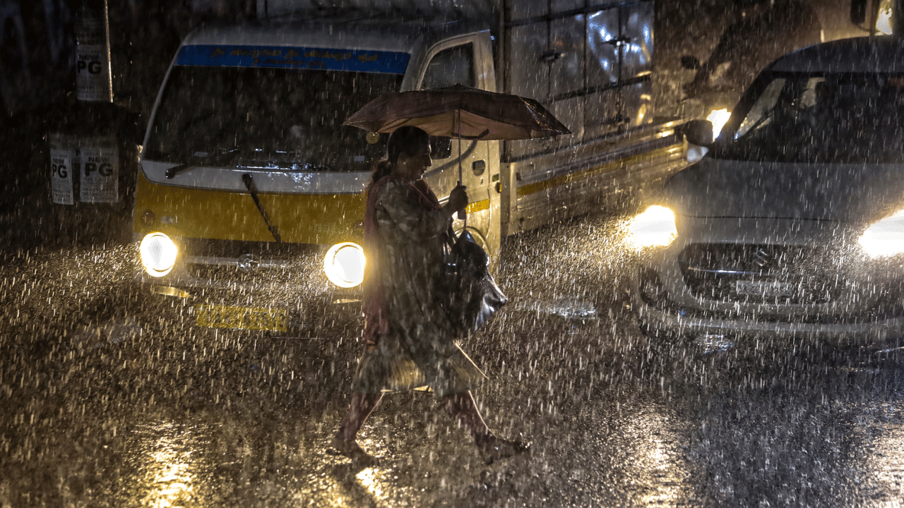 Kerala Rain alert: കള്ളക്കളി തുടർന്നു മഴ, കള്ളക്കടലിനു സാധ്യത, വരും മണിക്കൂറിൽ ഒറ്റപ്പെട്ടയിടങ്ങളിൽ മഴ പെയ്യും Kerala Rain alert: കള്ളക്കളി തുടർന്നു മഴ, കള്ളക്കടലിനു സാധ്യത, വരും മണിക്കൂറിൽ ഒറ്റപ്പെട്ടയിടങ്ങളിൽ മഴ പെയ്യും