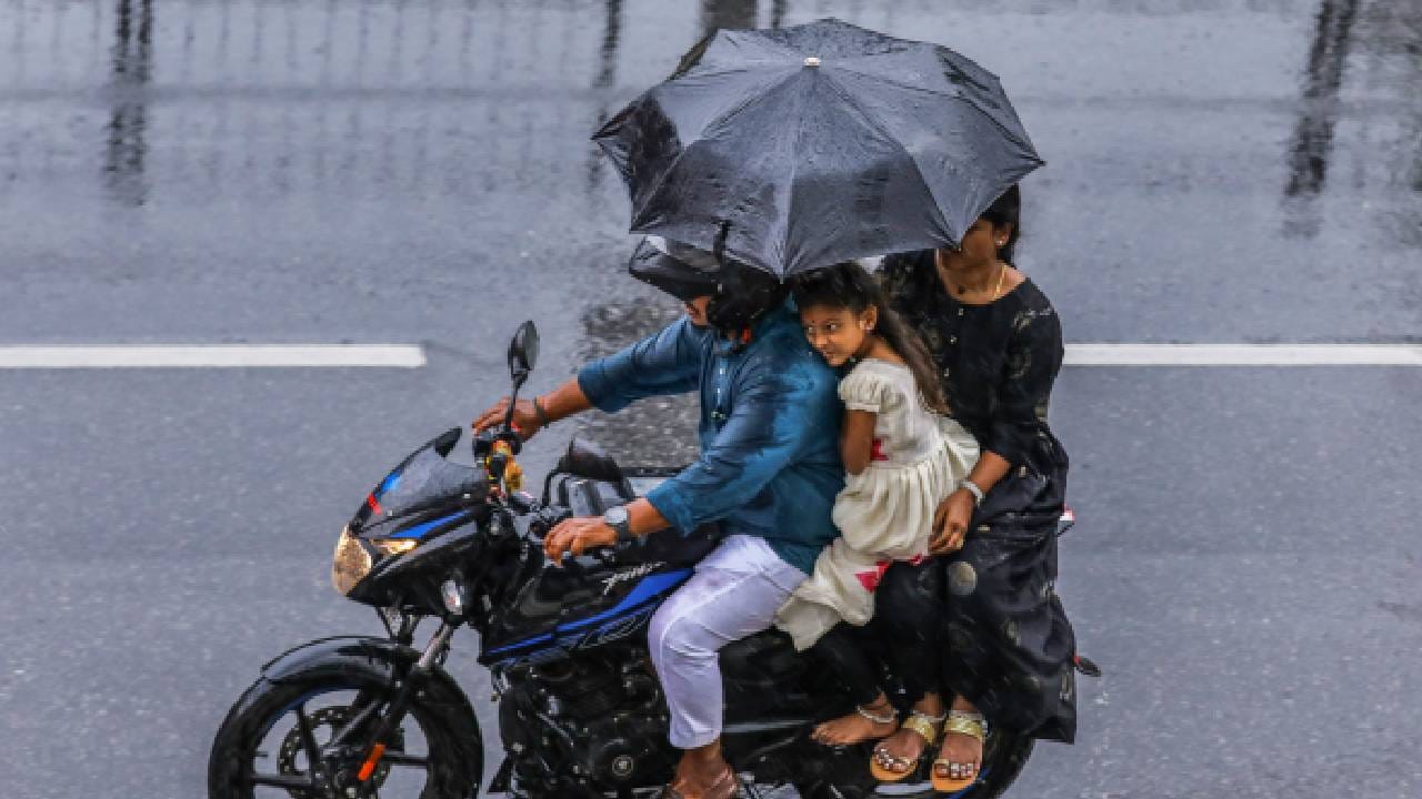 Kerala Rain Alert: സംസ്ഥാനത്ത് മഴ മുന്നറിയിപ്പിൽ മാറ്റം; കൂടുതൽ ജില്ലകളിൽ റെഡ് അലർട്ട്; ആറിടത്ത് ഓറഞ്ച്