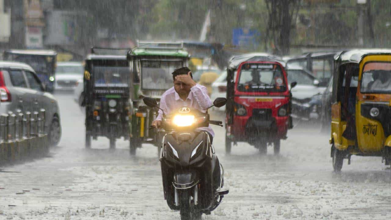 Kerala Rain Alert: സംസ്ഥാനത്ത് വേനല്മഴ ശക്തമാകുന്നു; നാല് ജില്ലകളില് യെല്ലോ അലര്ട്ട്; ജാഗ്രതാ നിർദേശം Kerala Rain Alert: സംസ്ഥാനത്ത് വേനല്മഴ ശക്തമാകുന്നു; നാല് ജില്ലകളില് യെല്ലോ അലര്ട്ട്; ജാഗ്രതാ നിർദേശം