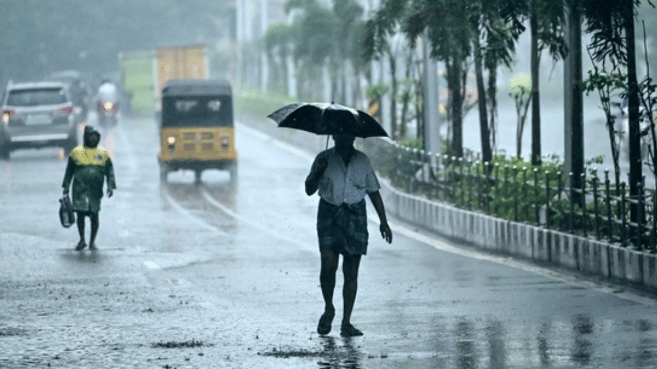 Kerala Rain Alert: പേമാരി കനക്കും! രണ്ട് ജില്ലകളിൽ റെഡ് അലർട്ട്; അനാവശ്യയാത്ര ഒഴിവാക്കുക, മറ്റ് മുന്നറിയിപ്പുകൾ