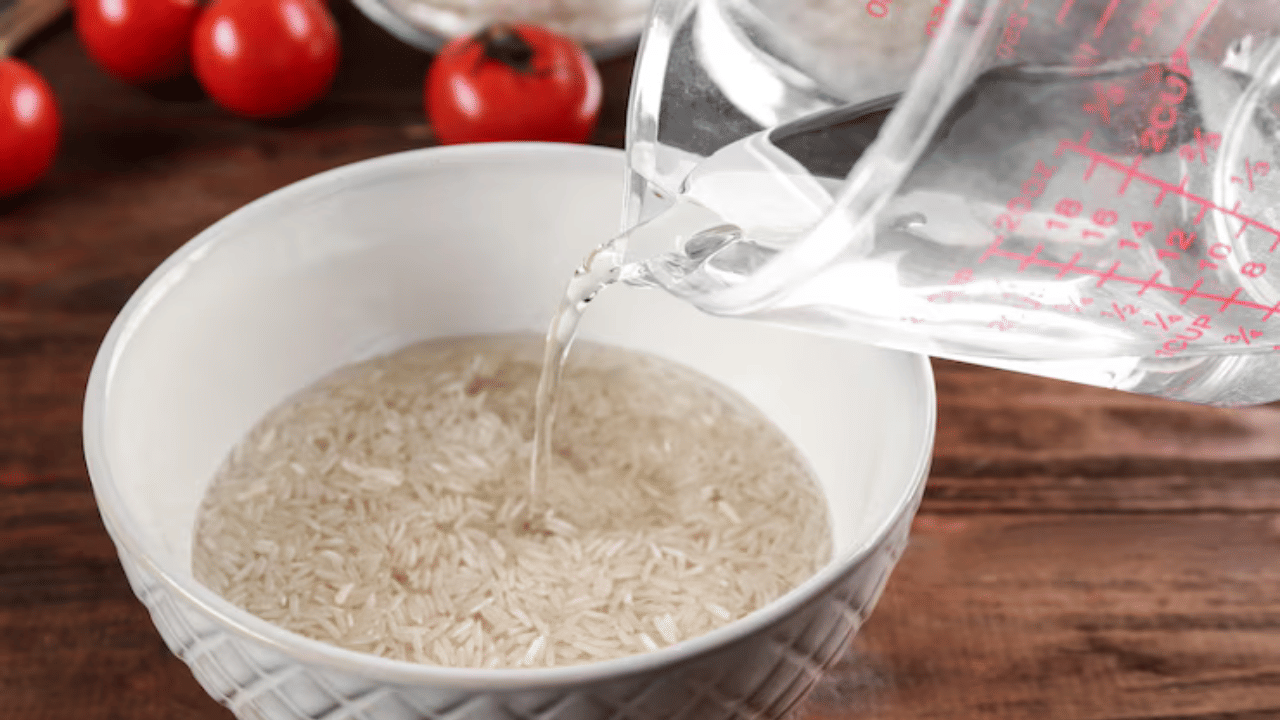 വേൾഡ് ജേണൽ ഓഫ് ഫാർമസി ആൻഡ് ഫാർമസ്യൂട്ടിക്കൽ സയൻസസിൽ പ്രസിദ്ധീകരിച്ച ഒരു പഠനം അനുസരിച്ച്, അരികൊണ്ടുള്ള വെള്ളം ചർമ്മത്തിനും മുടിക്കും ഒരുപോലെ ഗുണം ചെയ്യുമെന്നാണ്. വിറ്റാമിനുകൾ, ധാതുക്കൾ, അമിനോ ആസിഡുകൾ തുടങ്ങിയ പോഷകങ്ങളാൽ സമ്പുഷ്ടമാണ് ഇത്. അതിനാൽ ചർമ്മത്തിന്റെയും മുടിയുടെയും ആരോഗ്യം മെച്ചപ്പെടുത്താൻ സഹായിക്കും.