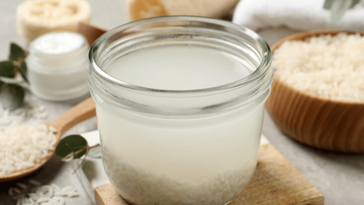 ചർമ്മത്തിനും മുഖത്തിനും ഒരുപോലെ ​ഗുണം ചെയ്യുന്ന ഒന്നാണ് കഞ്ഞിവെള്ളം.  ചർമ്മത്തിന് തിളക്കം നൽകാനോ, മുടി ശക്തിപ്പെടുത്താനോ, മൊത്തത്തിലുള്ള സൗന്ദര്യ ദിനചര്യയിൽ ഇത് ധൈര്യമായി ഉൾപ്പെടുത്താം. 1,000 വർഷങ്ങൾക്ക് മുമ്പ് ജപ്പാനിലാണ് ഇതിന്റെ ആദ്യകാല ഉപയോഗം അറിയപ്പെടുന്നതെങ്കിലും ഇന്ന് ലോകമെമ്പാടുമുള്ള ആളുകൾ ഇവ ഉപയോ​ഗിക്കുന്നുണ്ട്. (Image Credits: Freepik)  
